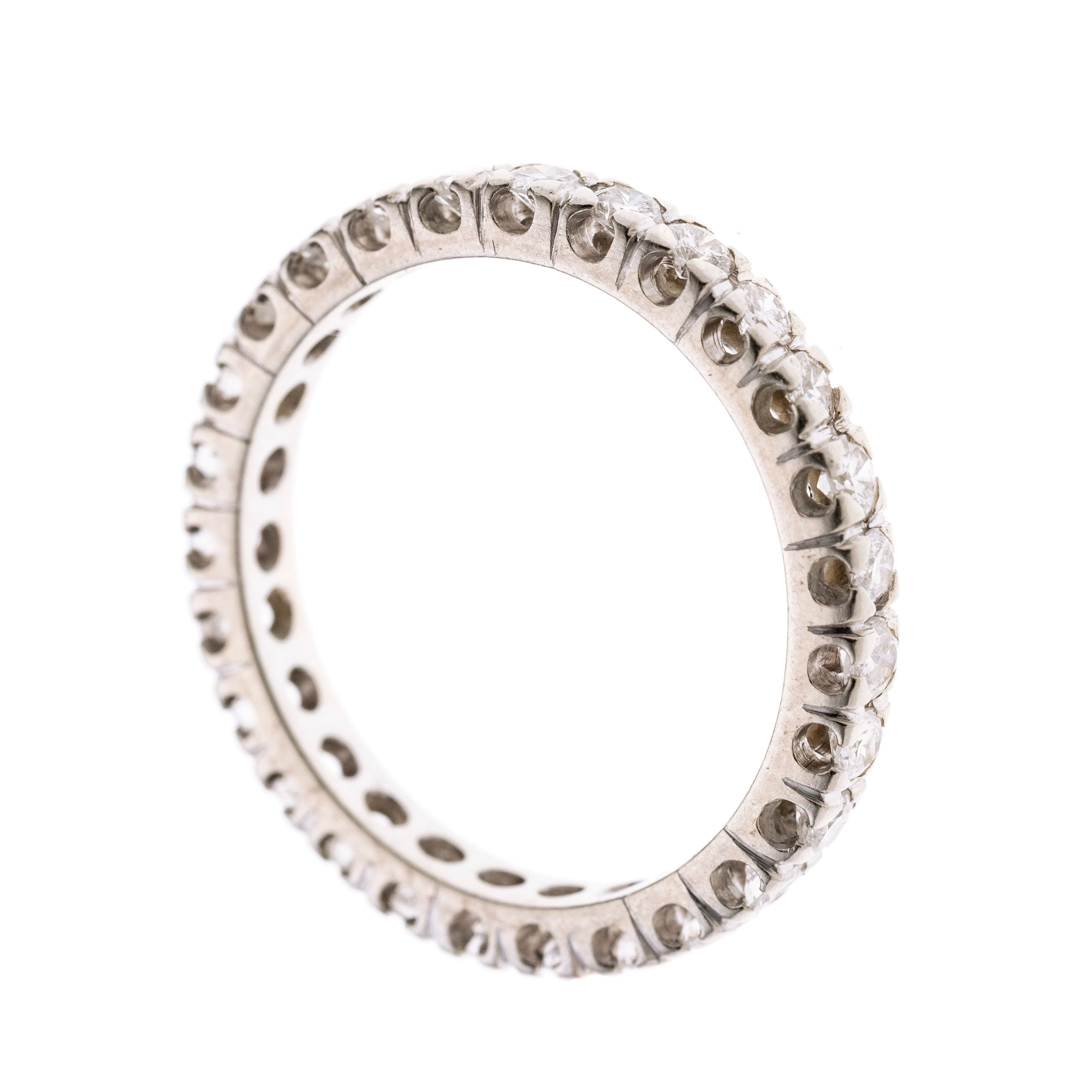 Ein Memoire-Ring mit 27 Brillanten je ca. 0.04 ct.