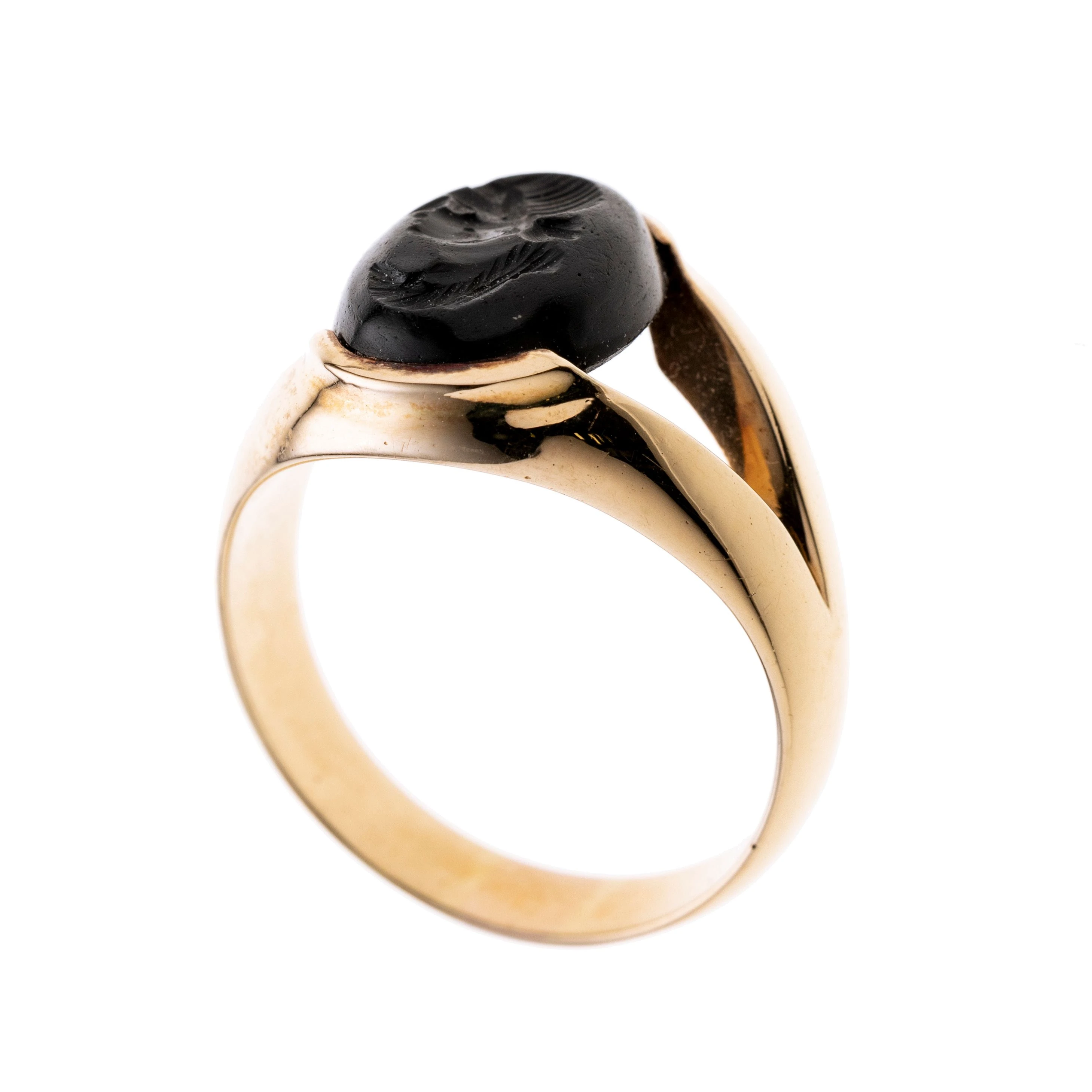 Ein Moderner Ring mit einer antiken Gemme (Herrenkopf nach links schauend) aus Onyx gefasst.