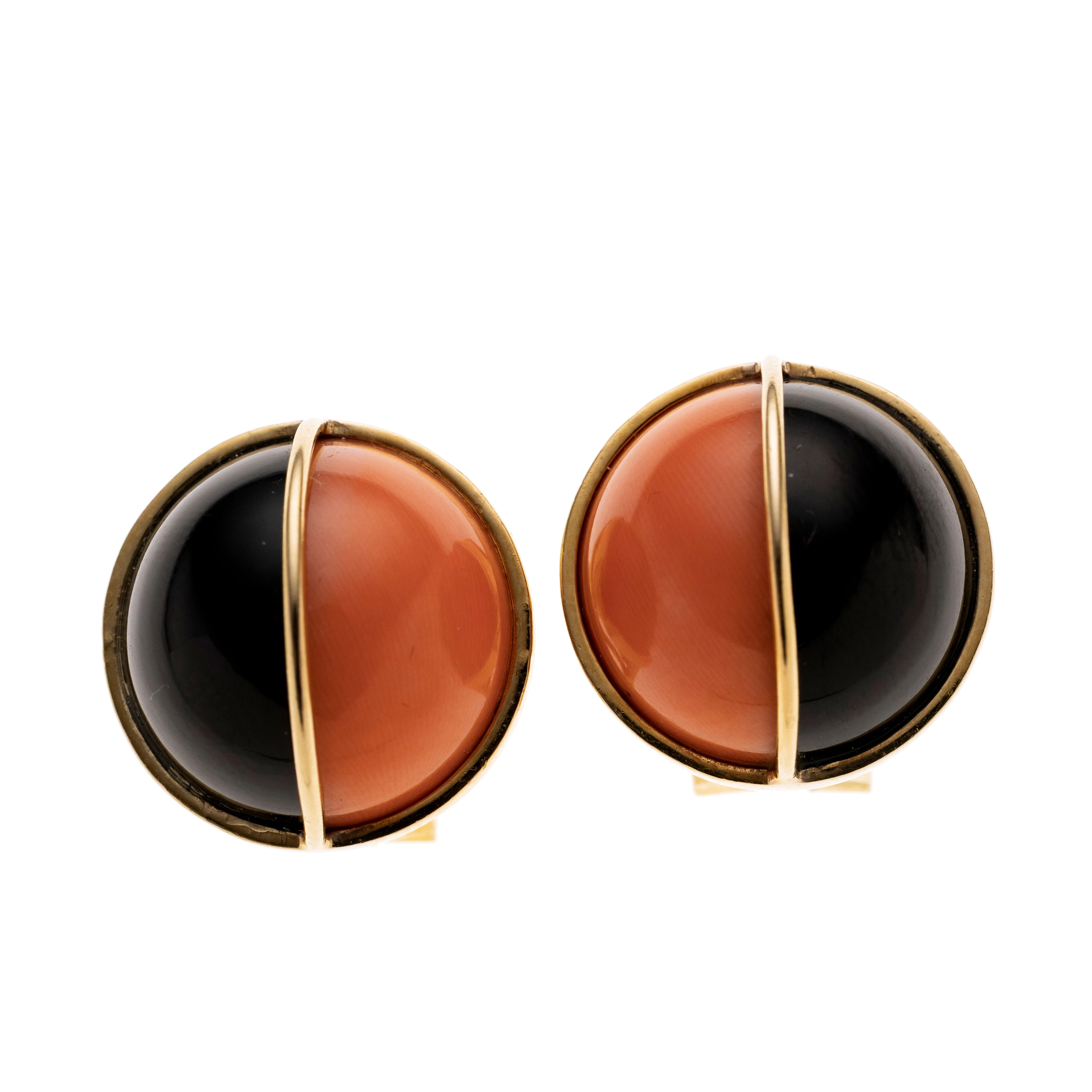Je ein Bouton halb aus Koralle, halb aus Onyx. Signiert JORCA