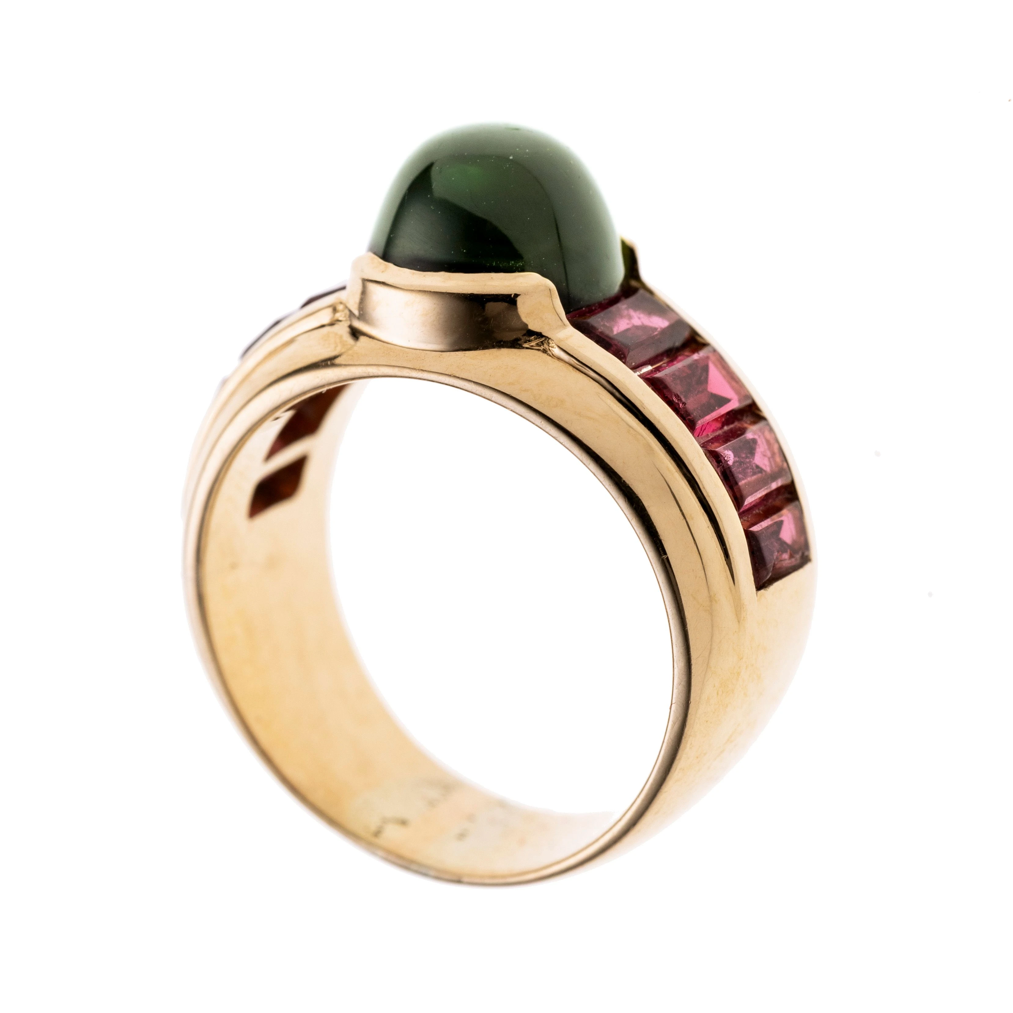 Ein Turmalin-Cabochon, flankiert von insgesamt acht pinken Baguette-Turmalinen.