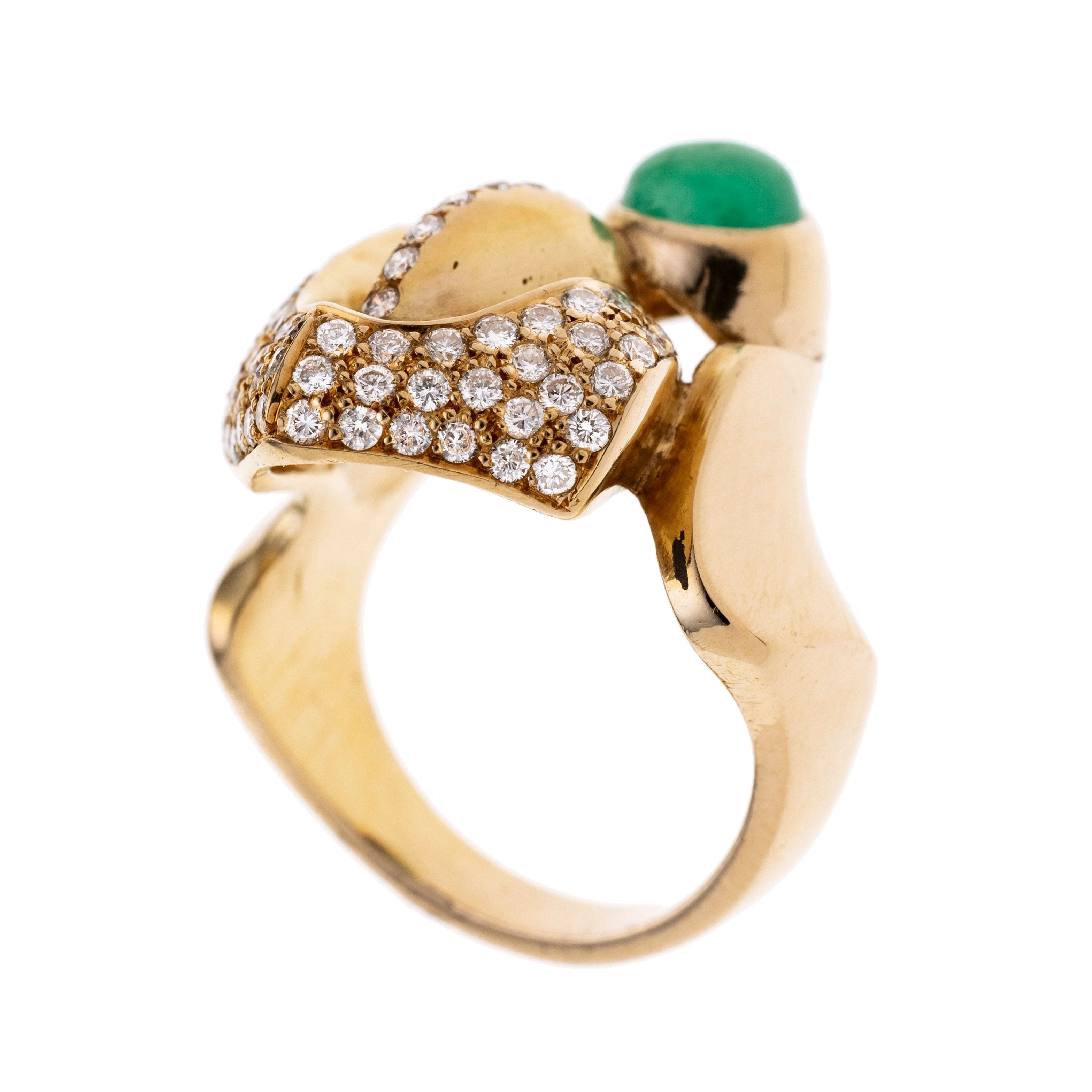 Ein futuristisch geschwungener Ringkopf , durchbrochen besetzt mit 61 Diamanten im Brillantschliff je ca. 0.01 ct und einem Smaragd-Cabochon.