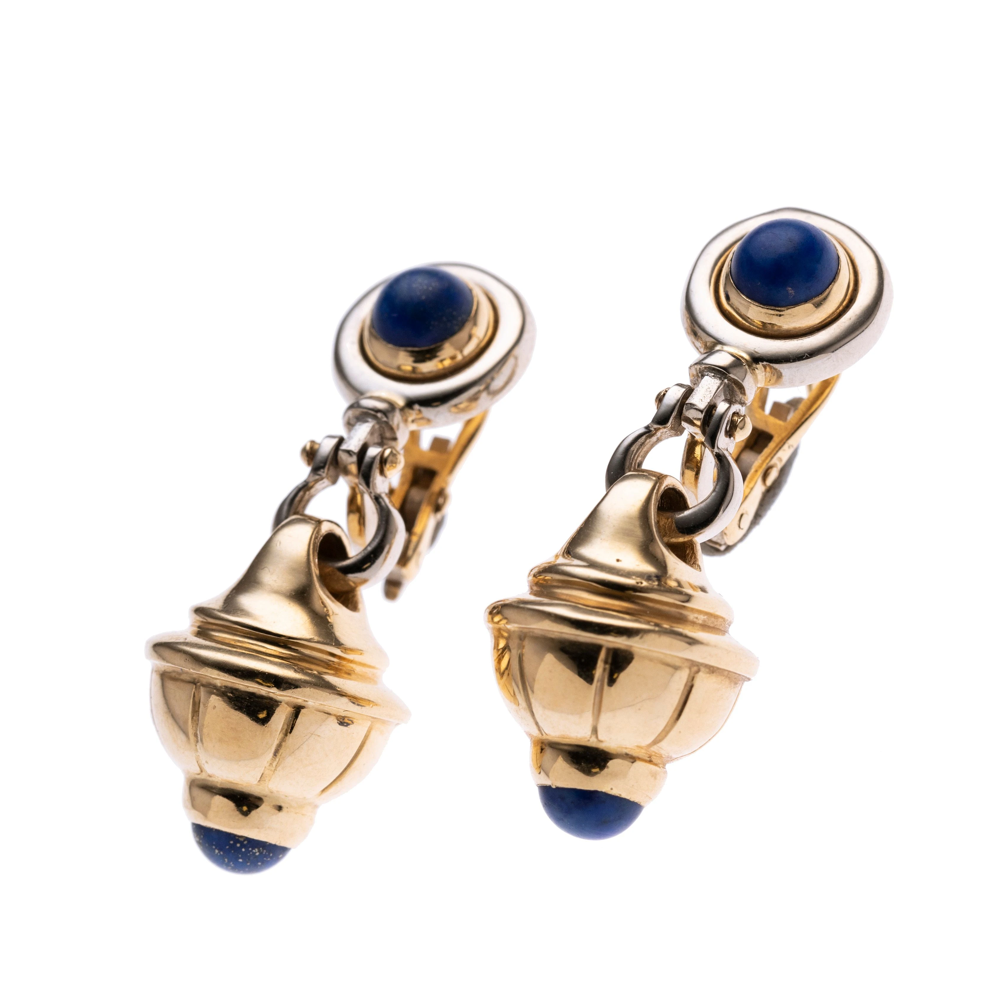 Je ein runder Lapislazuli-Cabochon in Gelb-/Weißgoldfassung mit einer abgehängten Pampel, die mit einer Lapislazuli-Kugel besetzt ist.