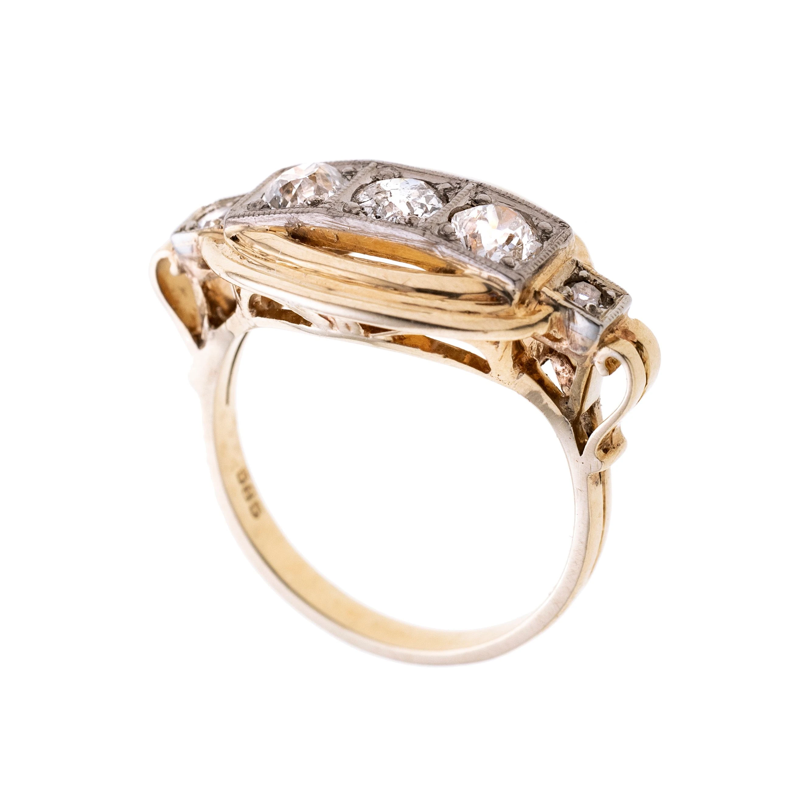 Fünf quadratisch gefasste Diamanten, in Weißgold mit Millégriffverziert. Mittig wurden die Diamanten von einem Gelbgold oval mit Rillen gerahmt.
