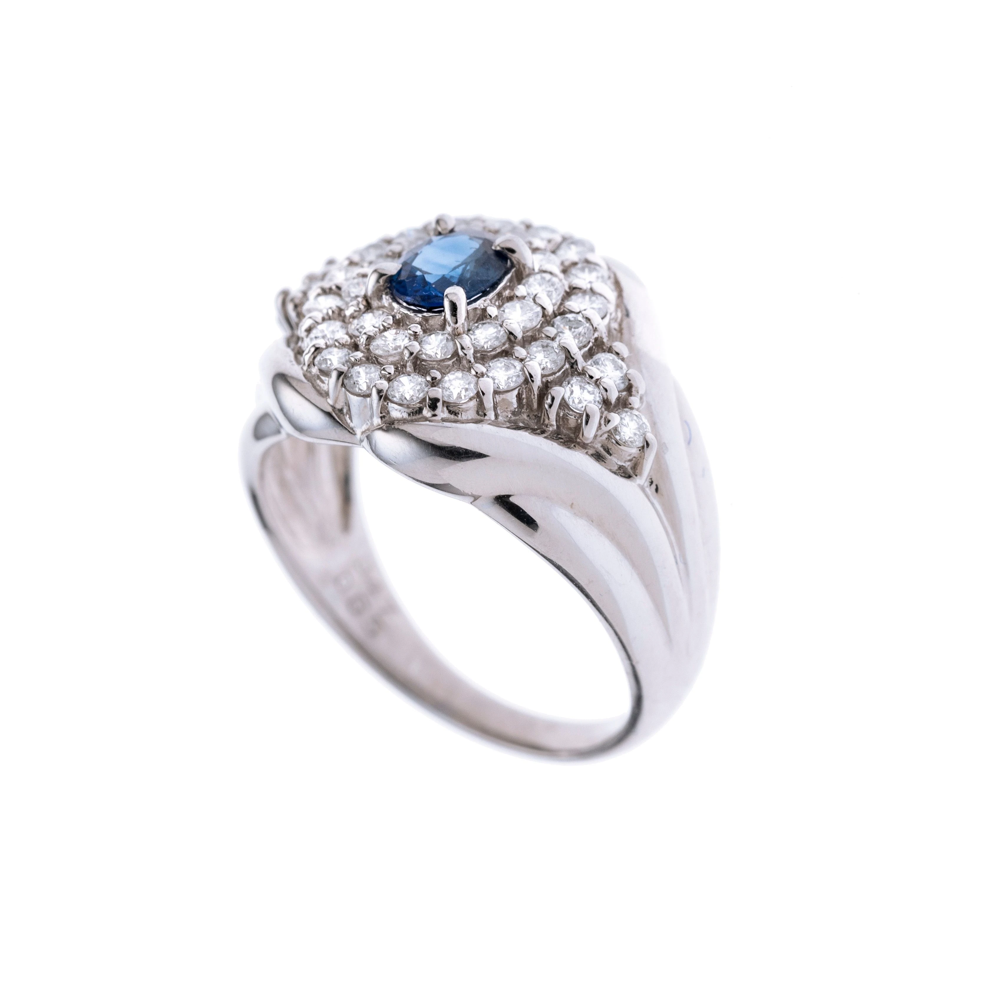Ein ovaler Saphir ca. 0.47 ct., eingebettet in 36 Brillanten. Die Ringschultern wurden plastisch ausgearbeitet.