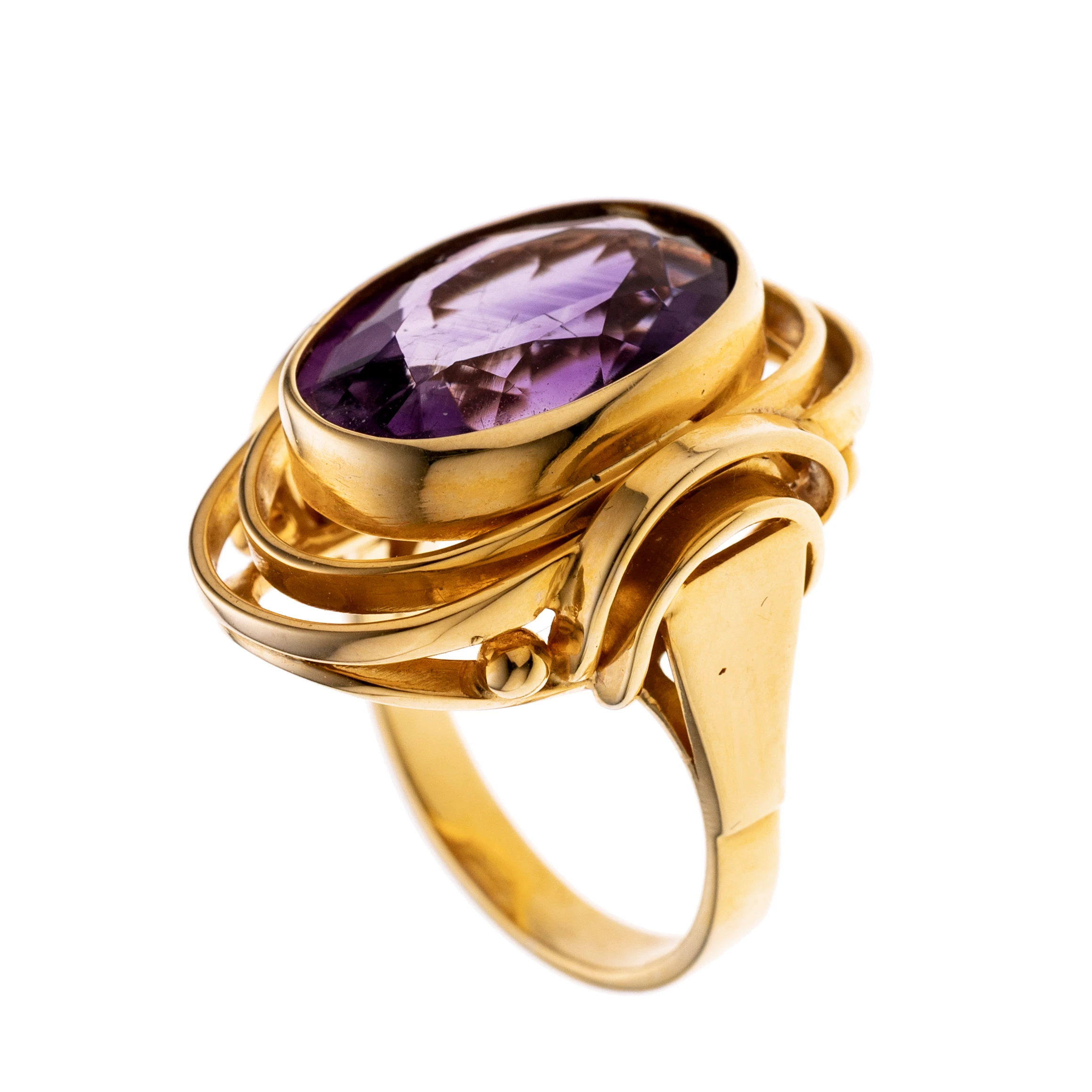 Ovaler facettierter Amethyst in einer Zargenfassung. zwei weitere ovale Ringe rahmen den Stein. Die Ringschultern bilden wiederum 2 weitere Bögen.