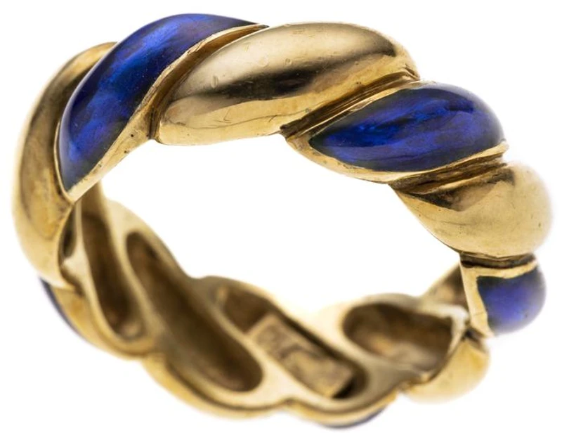 Kordelring. Abwechselnd mit blauem Email verziert.