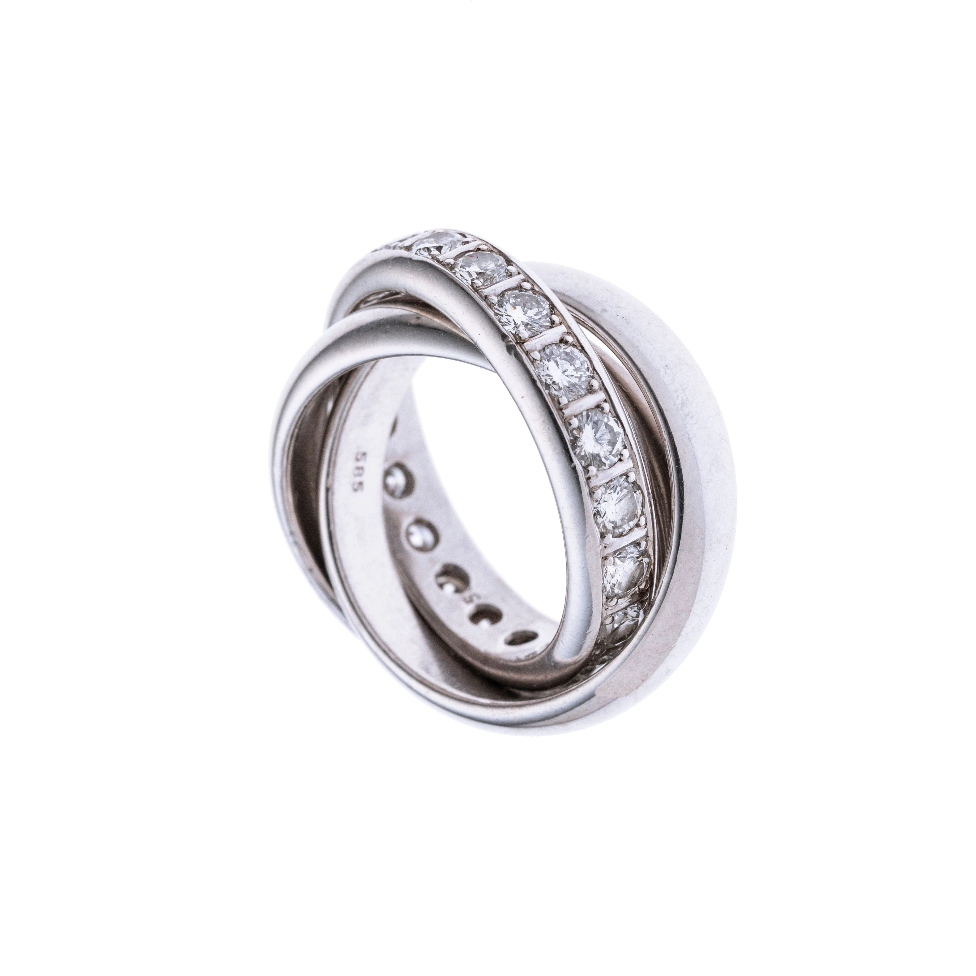 Ein dreier Ring aus zwei schlichten Weißgoldringen und einem Memoire-Ring mit 20 Brillanten à ca. 0.12 ct.