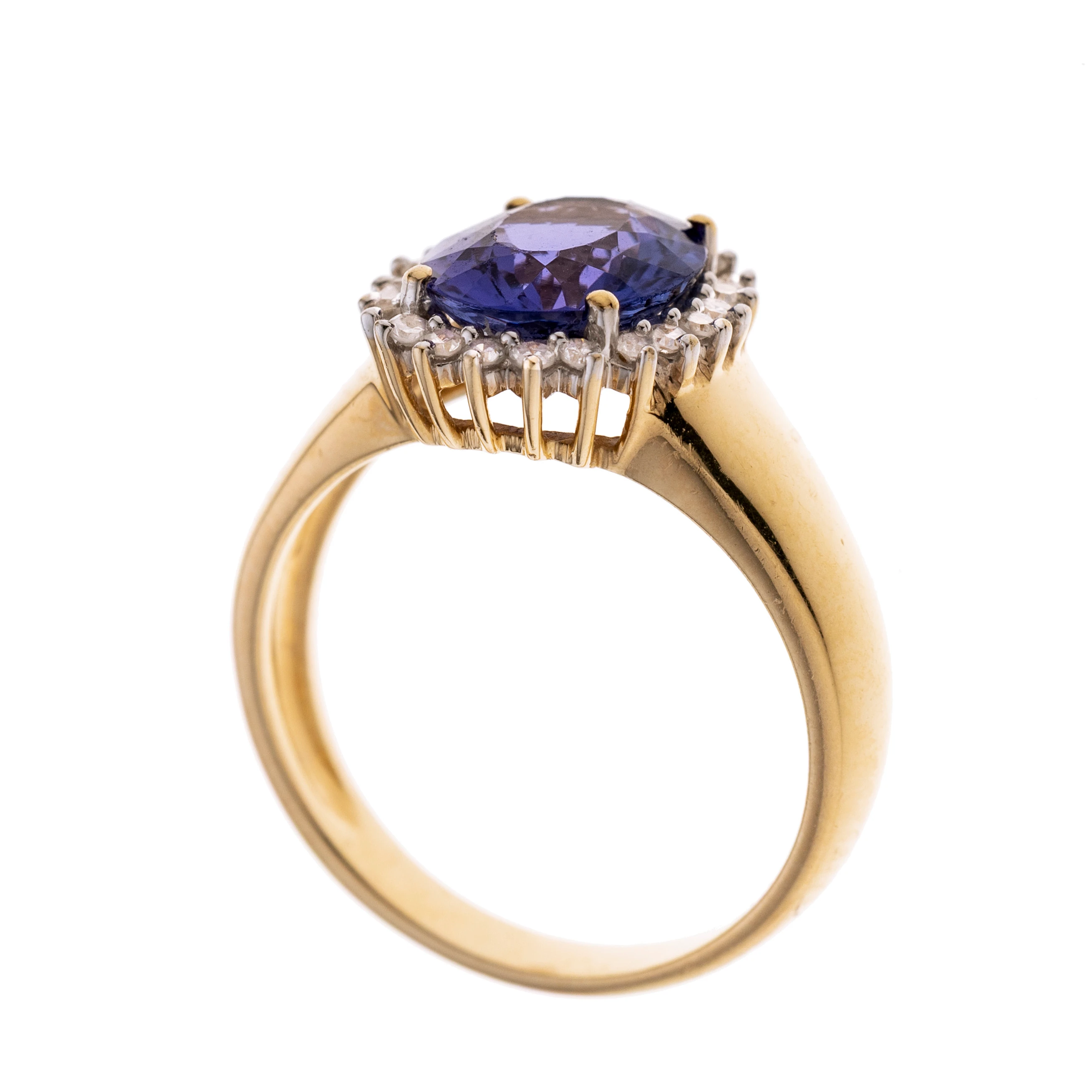 Ein ovaler Tansanit in 4-krappen gefasst und karmoisiert von 22 Achtkantdiamanten je ca. 0.01 ct.