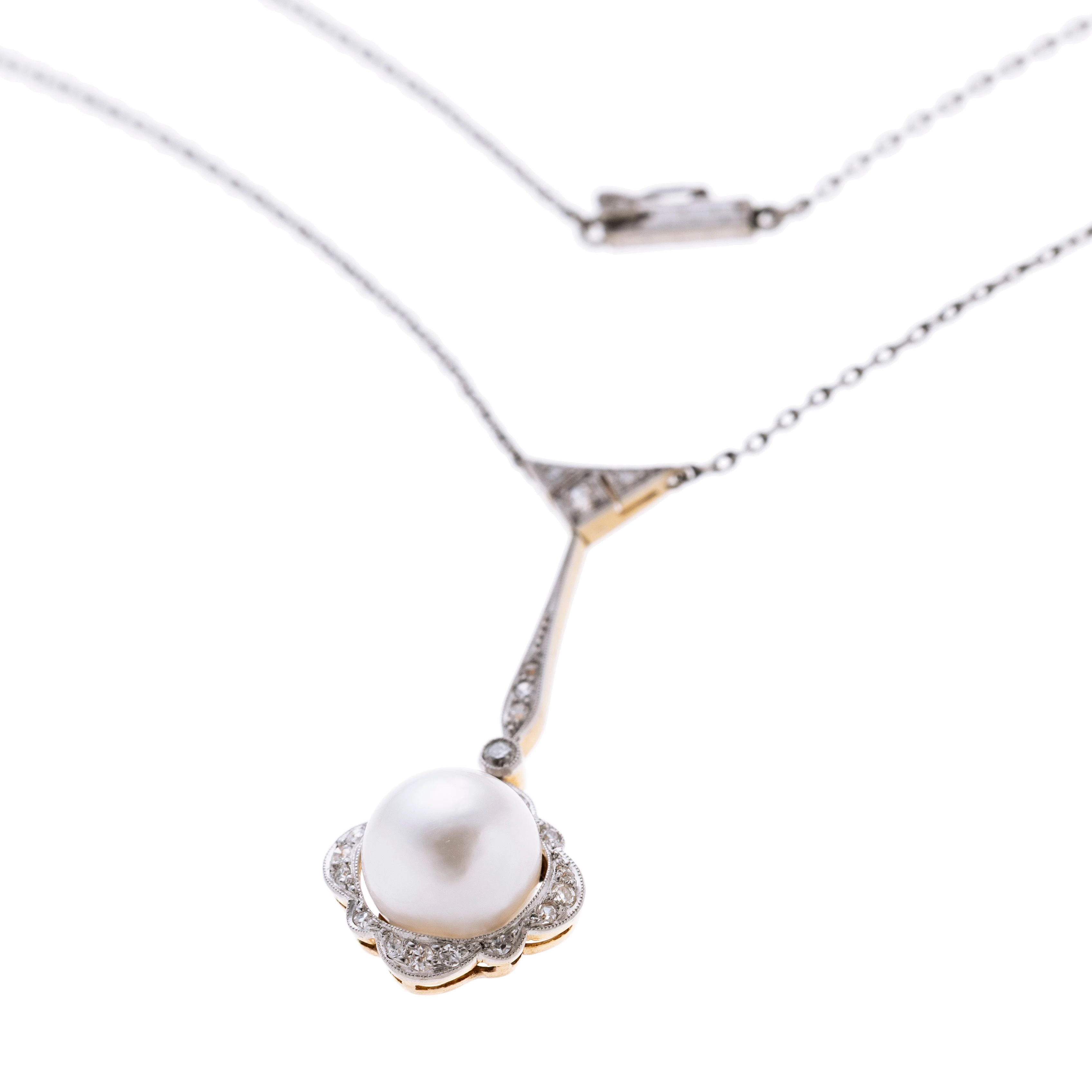 Negligé Collier mit einer Perle, an einer Ankerkette mit Kastenschloss. Besetzt mit insge. 23 Altschliffdiamanten Gelbgold verbödet.
