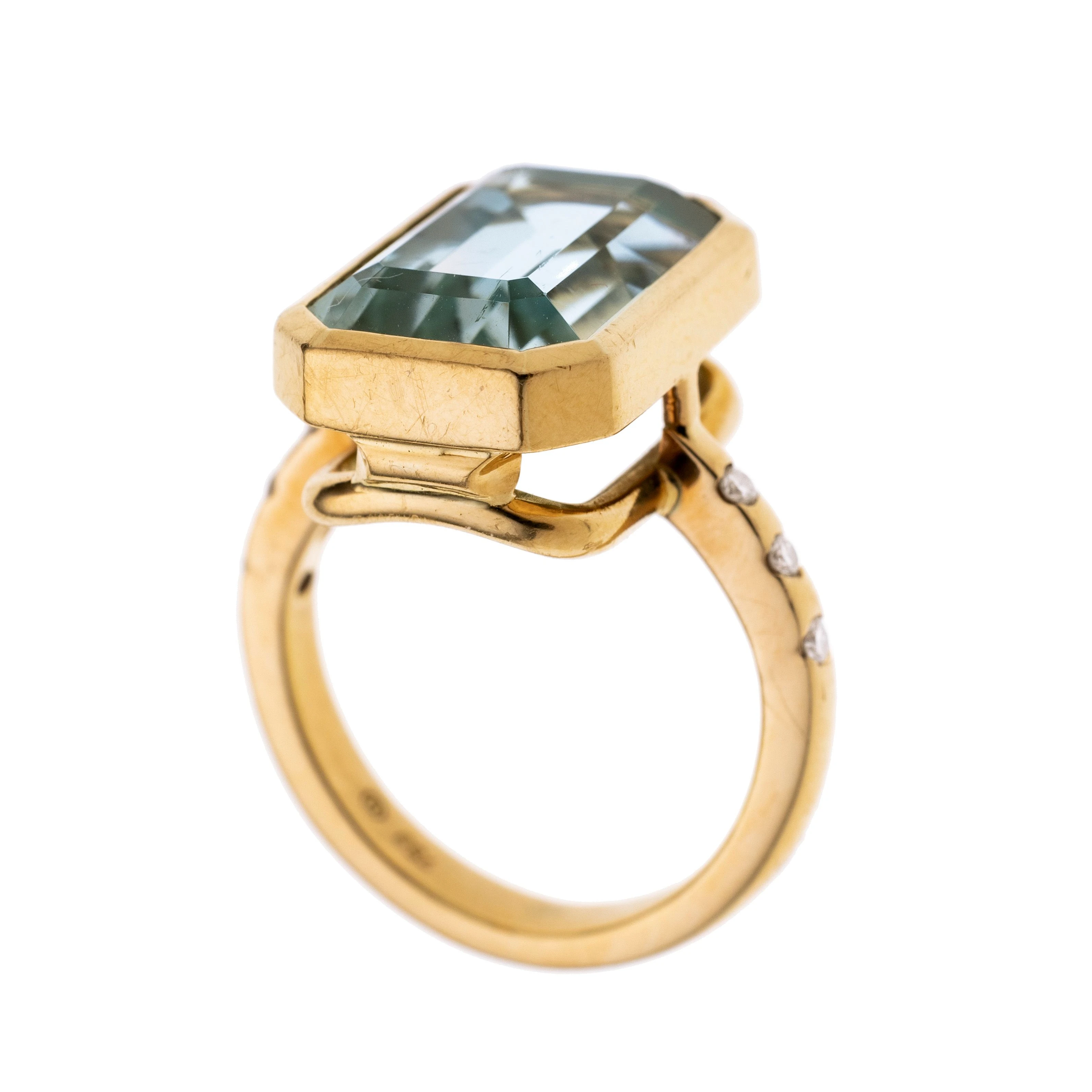 Ein achteckiger Aquamarin in erhöhter Zargenfassung, die Ringschultern zieren insgesamt sechs eingeriebene Brillanten je ca. 0.02 ct. Signiert.