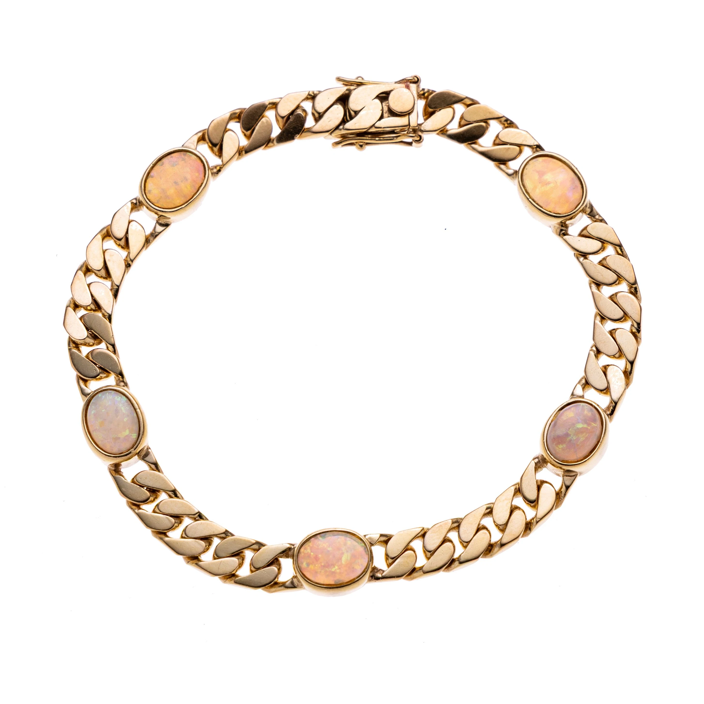 Ein Panzerarmband mit fünf Opal-Cabochons.