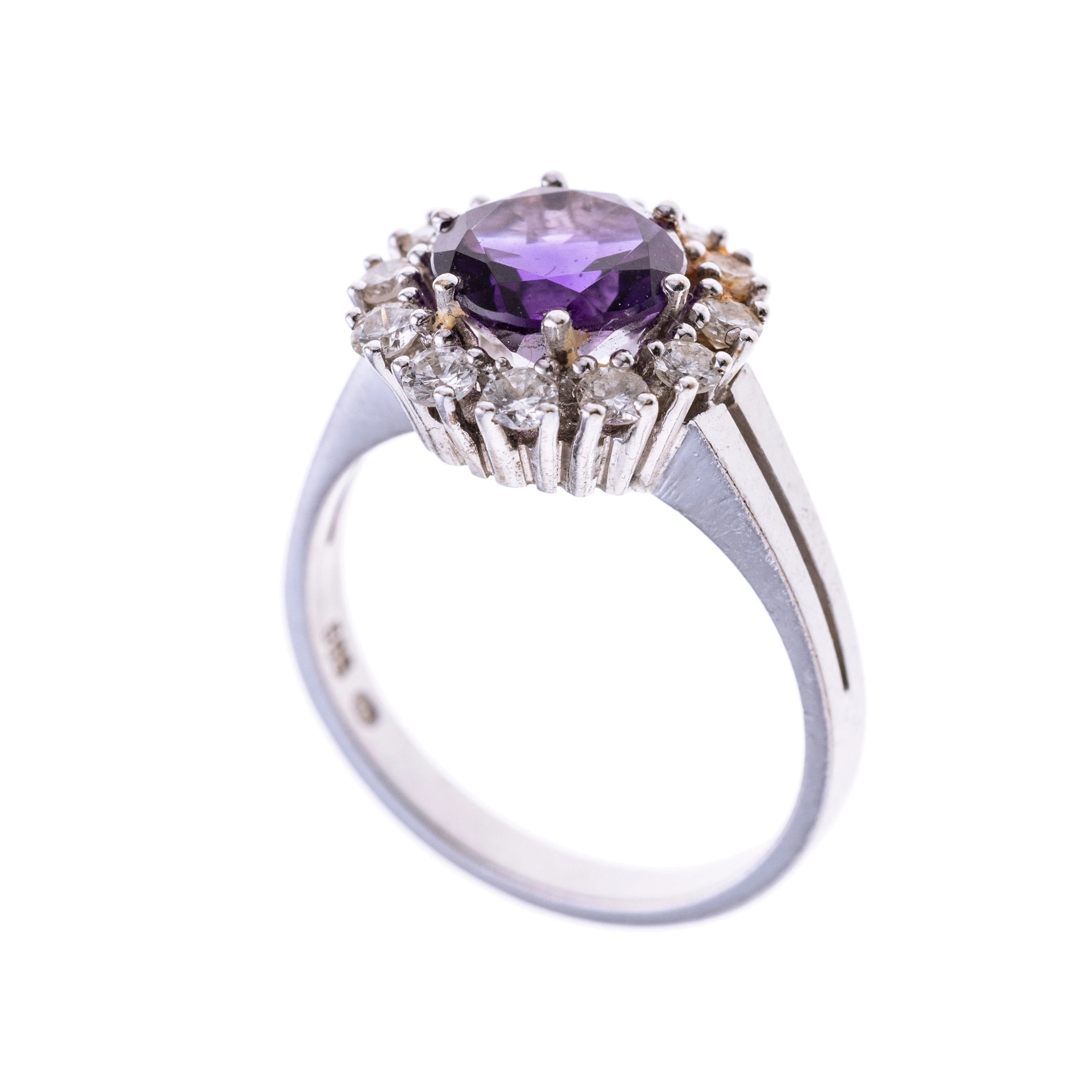 Ein runder Amethyst der von insgesamt 12 Brillanten je ca. 0.04 ct. entouriert wird. Signiert