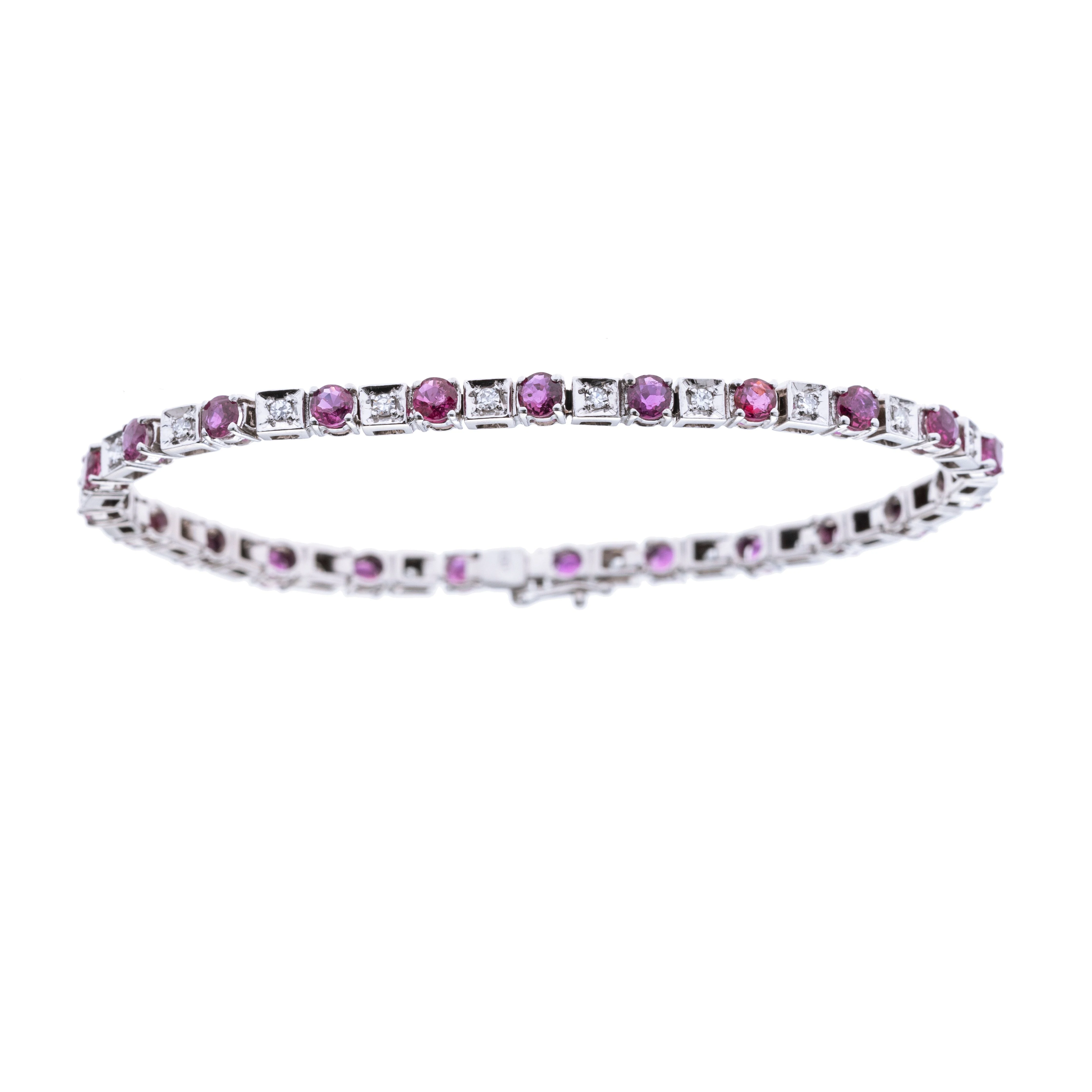 Tennisarmband mit abwechselnd aneinandergereihten Rubinen, insgesamt 2.99 ct. und insgesamt 0.46 ct. Brillanten.