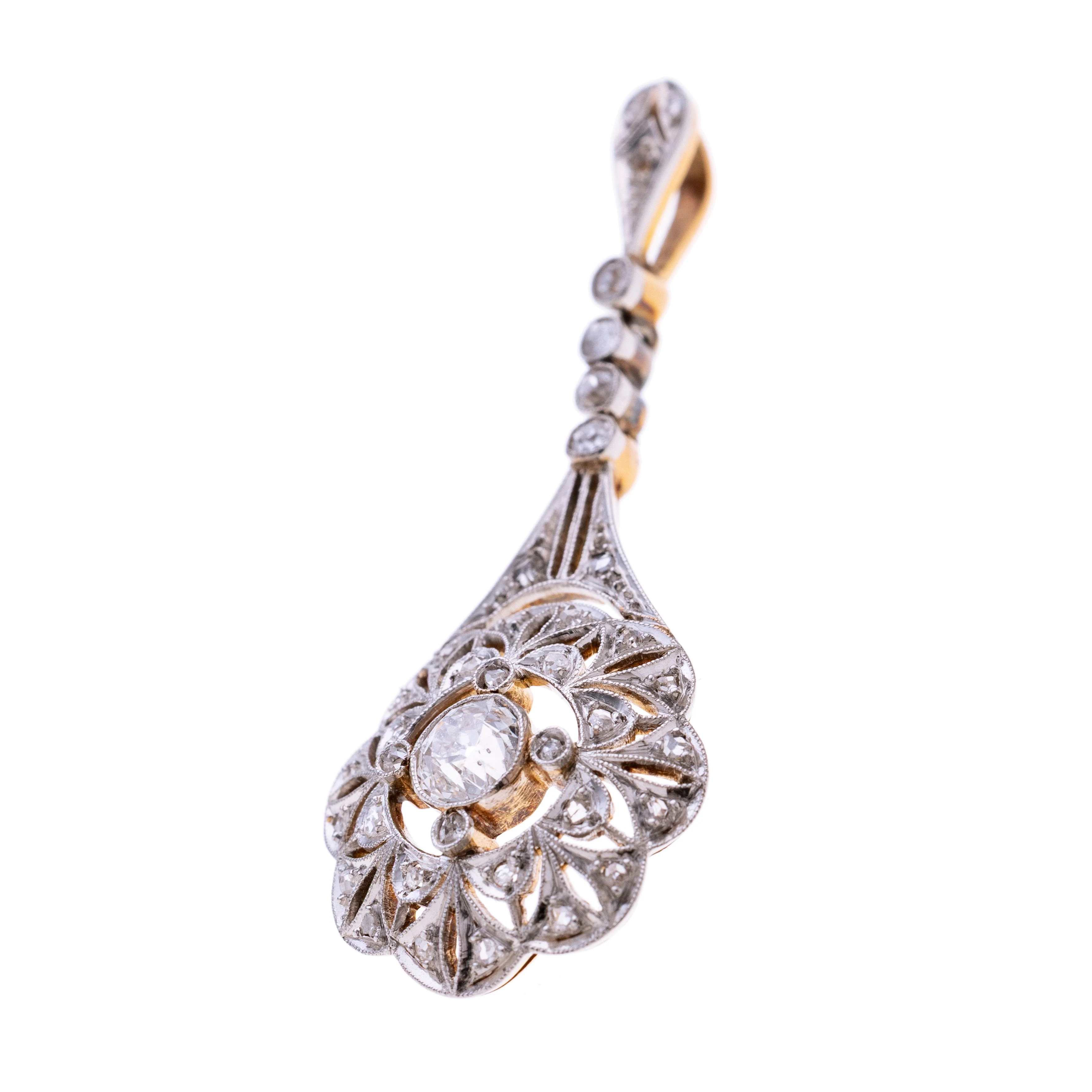 Ein ájour gearbeiteter Anhänger in Blütenform besetzt mit Diamantrosen und Altschliffdiamanten. Zentral befindet sich ein ca. 0.40 ct. Altschliffdiamant. Oberseite des Anhängers ist platiniert.