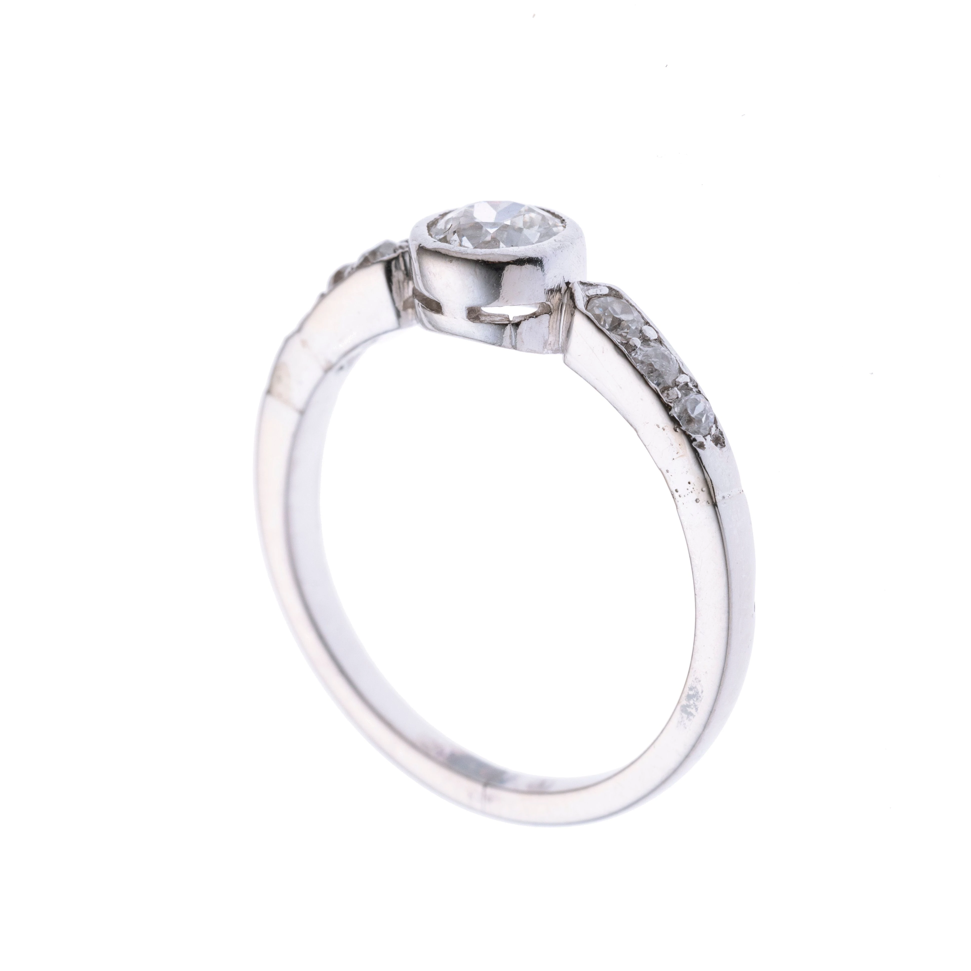 Ein Diamant, der von insgesamt sechs Altschliffdiamanten je ca. 0.02 ct. flankiert wird.