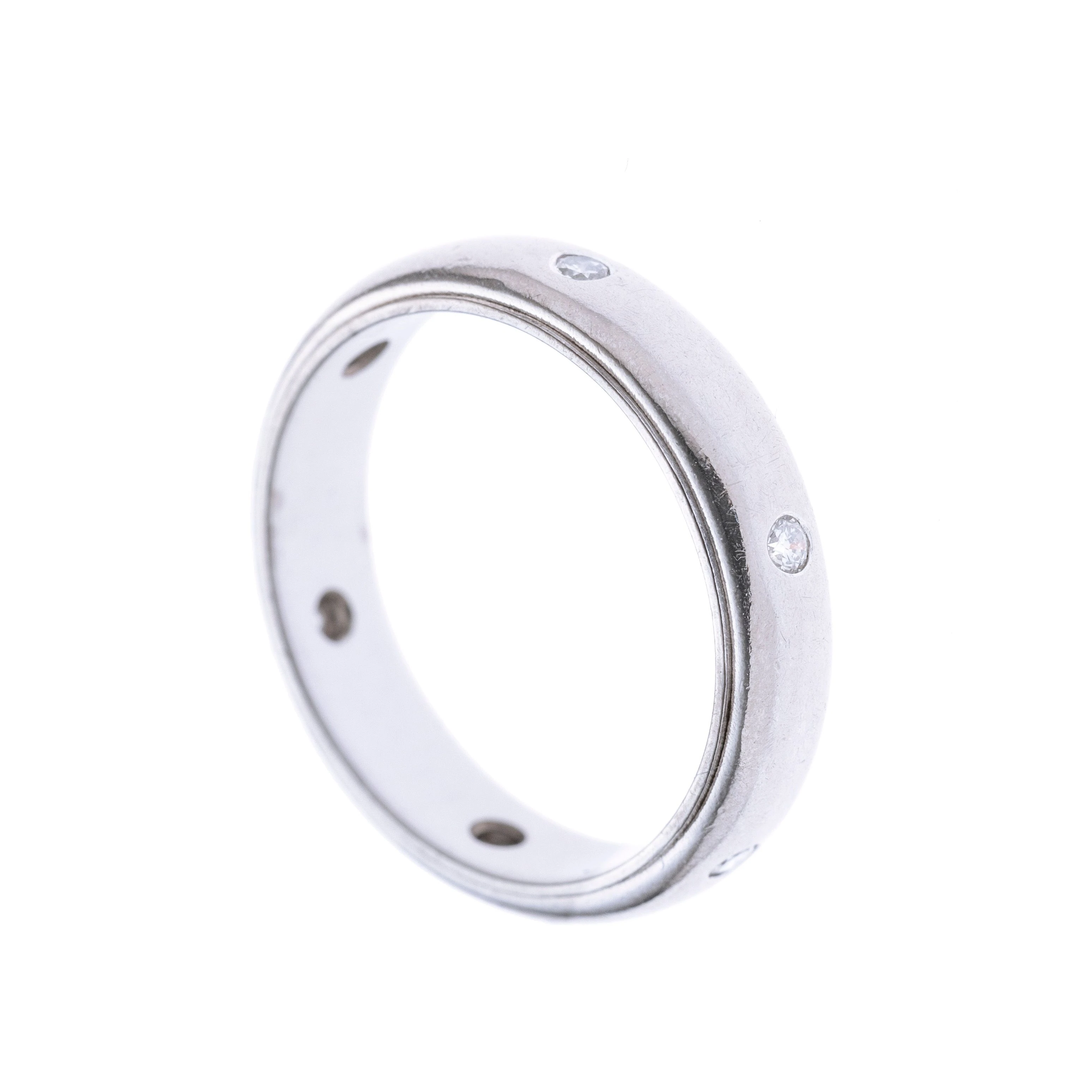 Ein Bandring mit sechs eingeriebenen Brillanten à ca. 0.02 ct.