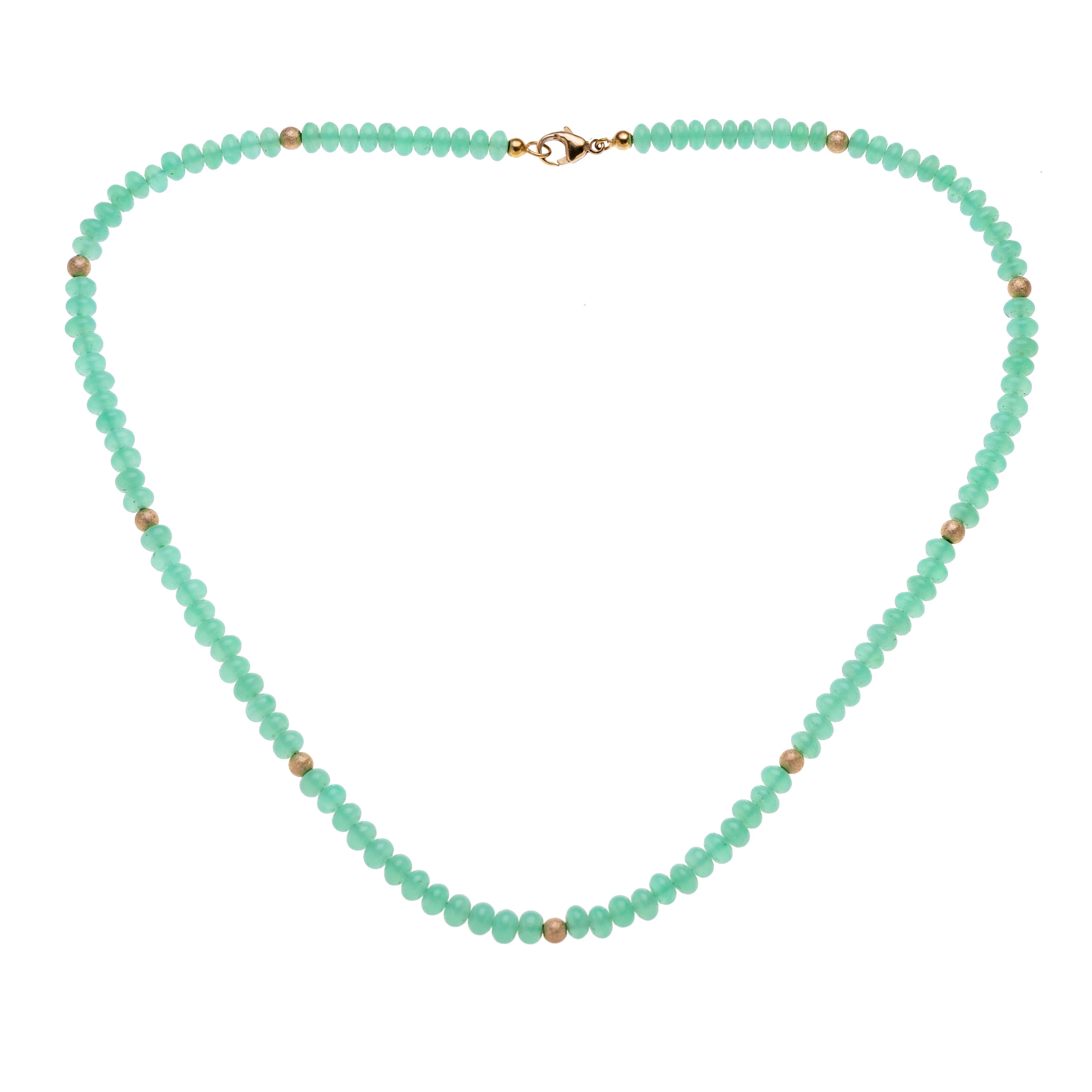 Eine Chrysoprasekette mit neun strukturierten Goldelementen.