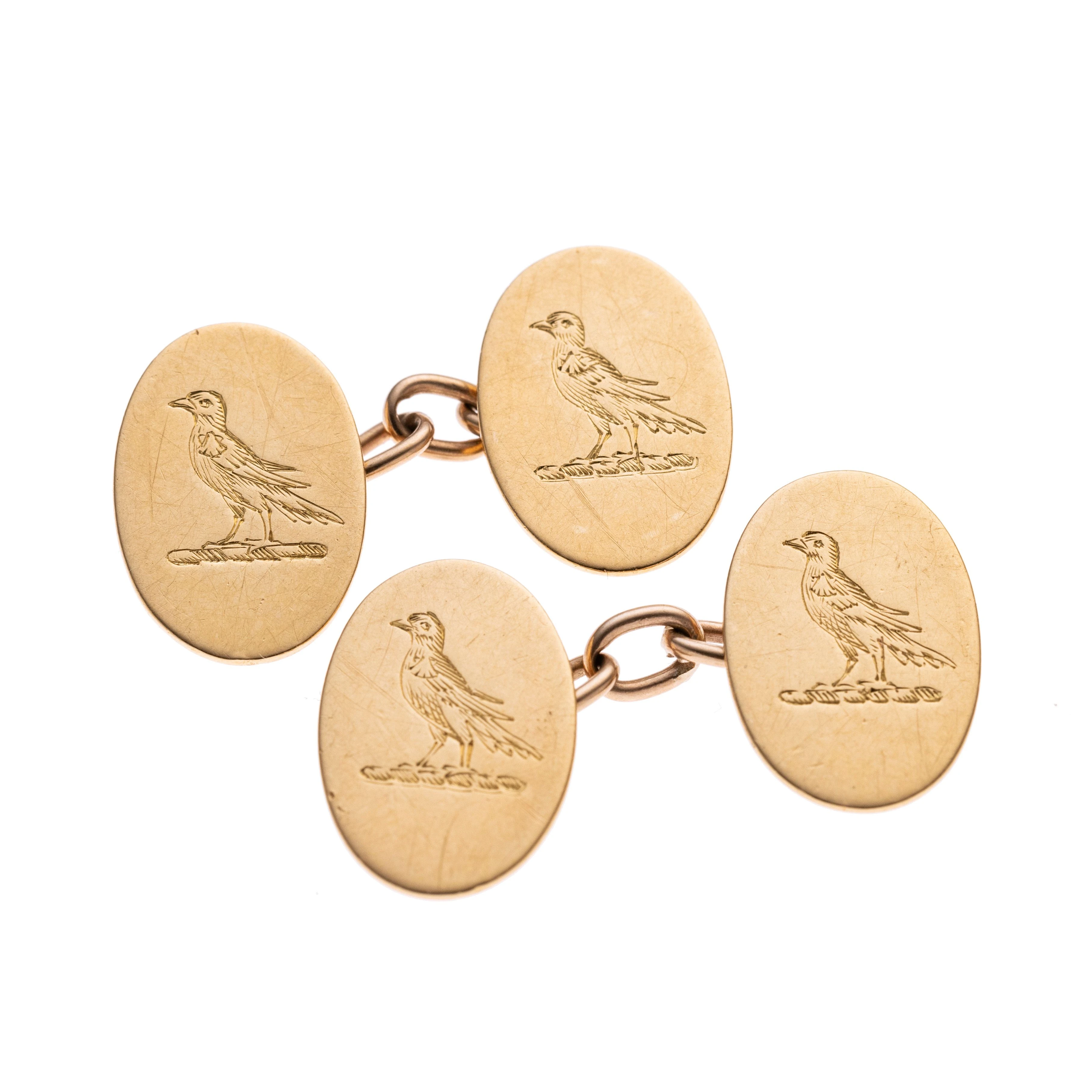 Je zwei ovale Geldgoldscheiben mit einem gravierten Adler, gehalten von einer Ankerkette. Signiert.
