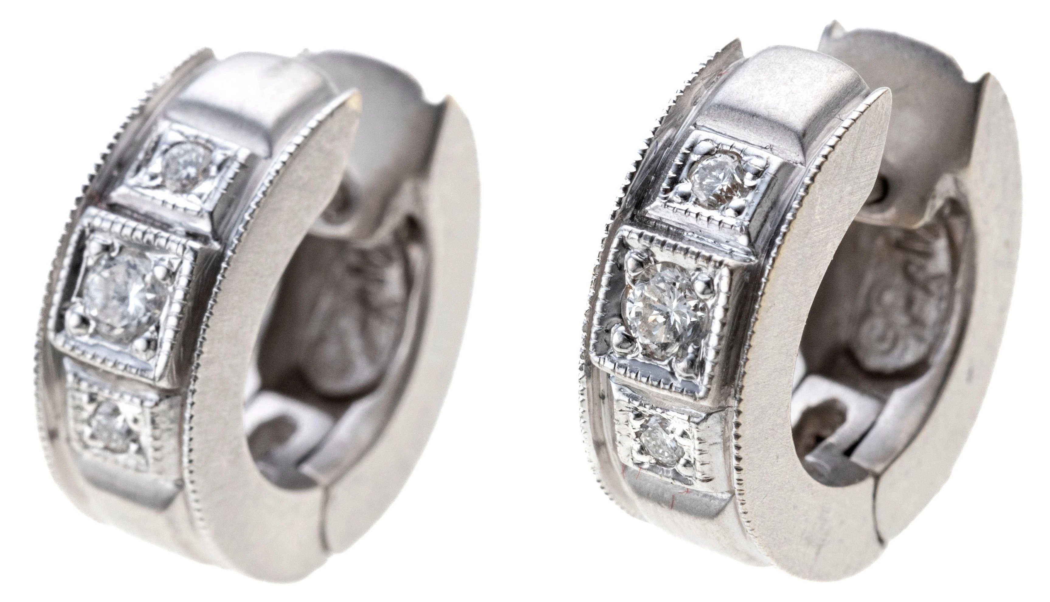 Je eine mattierte Creole mit quadratischen Kartuschen, wovon drei mit Diamanten besetzt sind. Durchmesser 1cm, Breite ca. 0,5 cm.