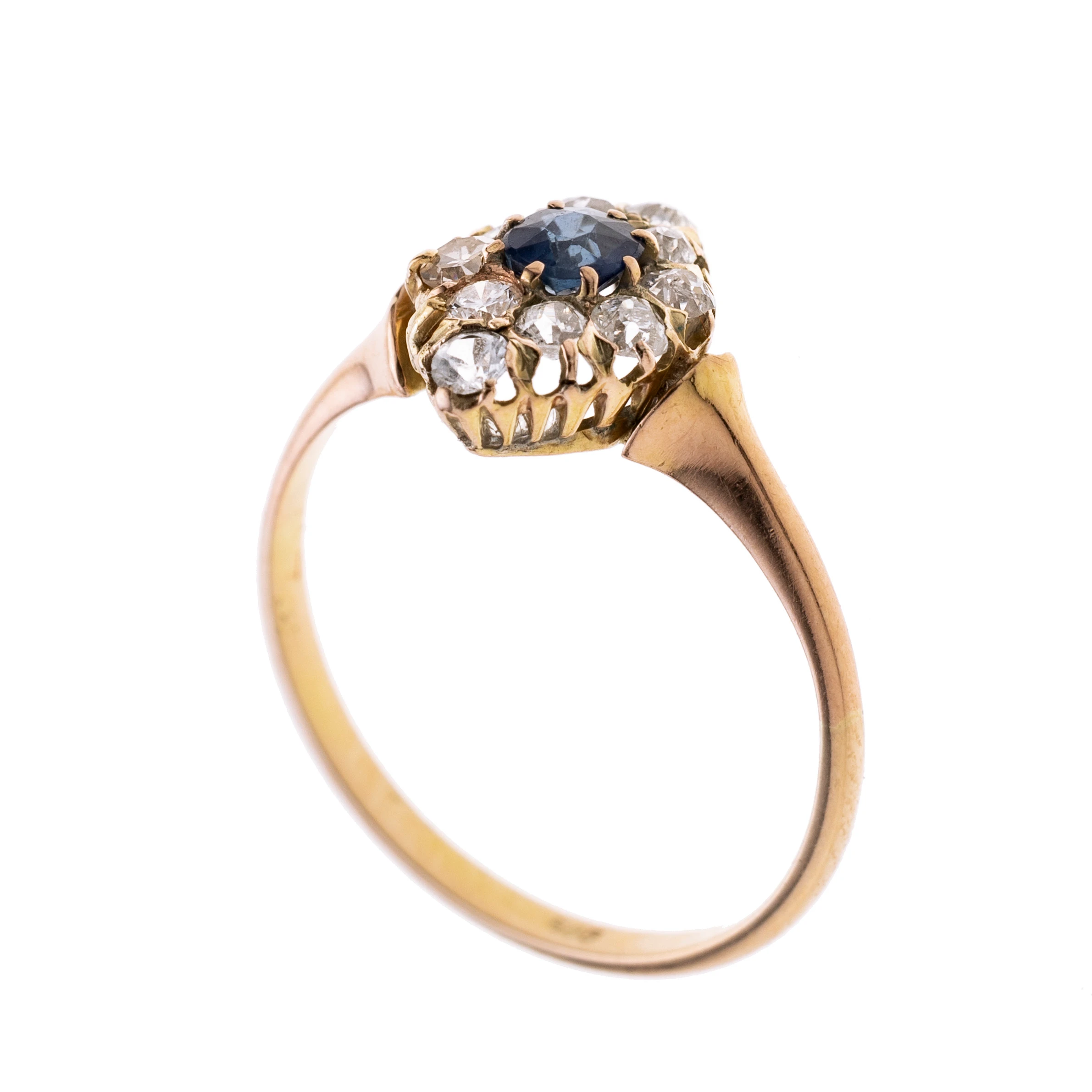 Rautenförmiger Ringkopf besetzt mit 10 Altschliffdiamanten je ca. 0.04 ct. und mittig ein ca. 0.26ct. Saphir. leicht abgesetzte Ringschultern.