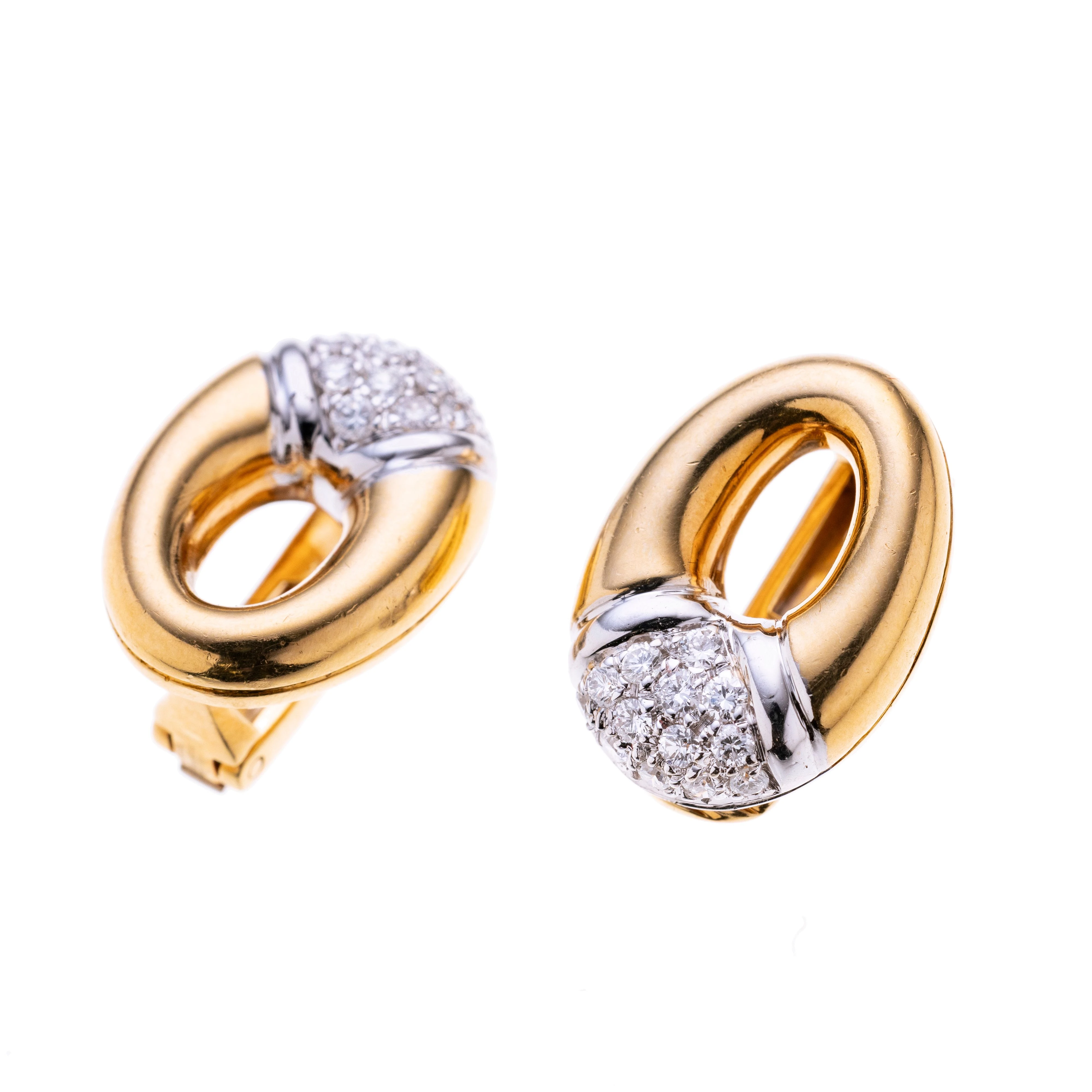 Je ein durchbrochenes gelbgoldenes Oval mit mittig einem Weißgoldelement besetzt mit Brillanten.