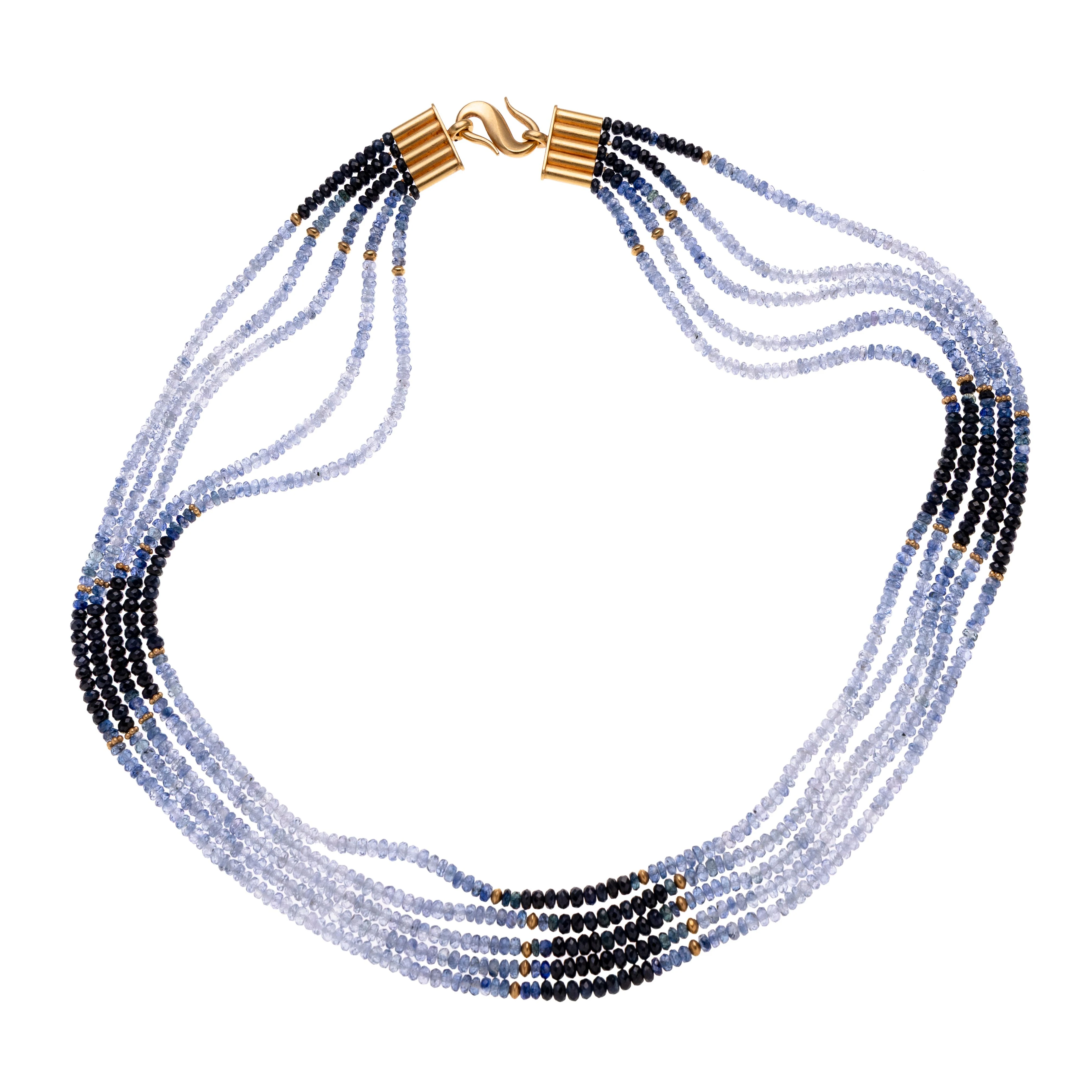 Ein Collier, fünfreihig aus facettierten Saphir-Rondellen unterschiedlicher Farbintensitäten mit Goldlinsenelementen. Mit einem S-Hakenverschluss.