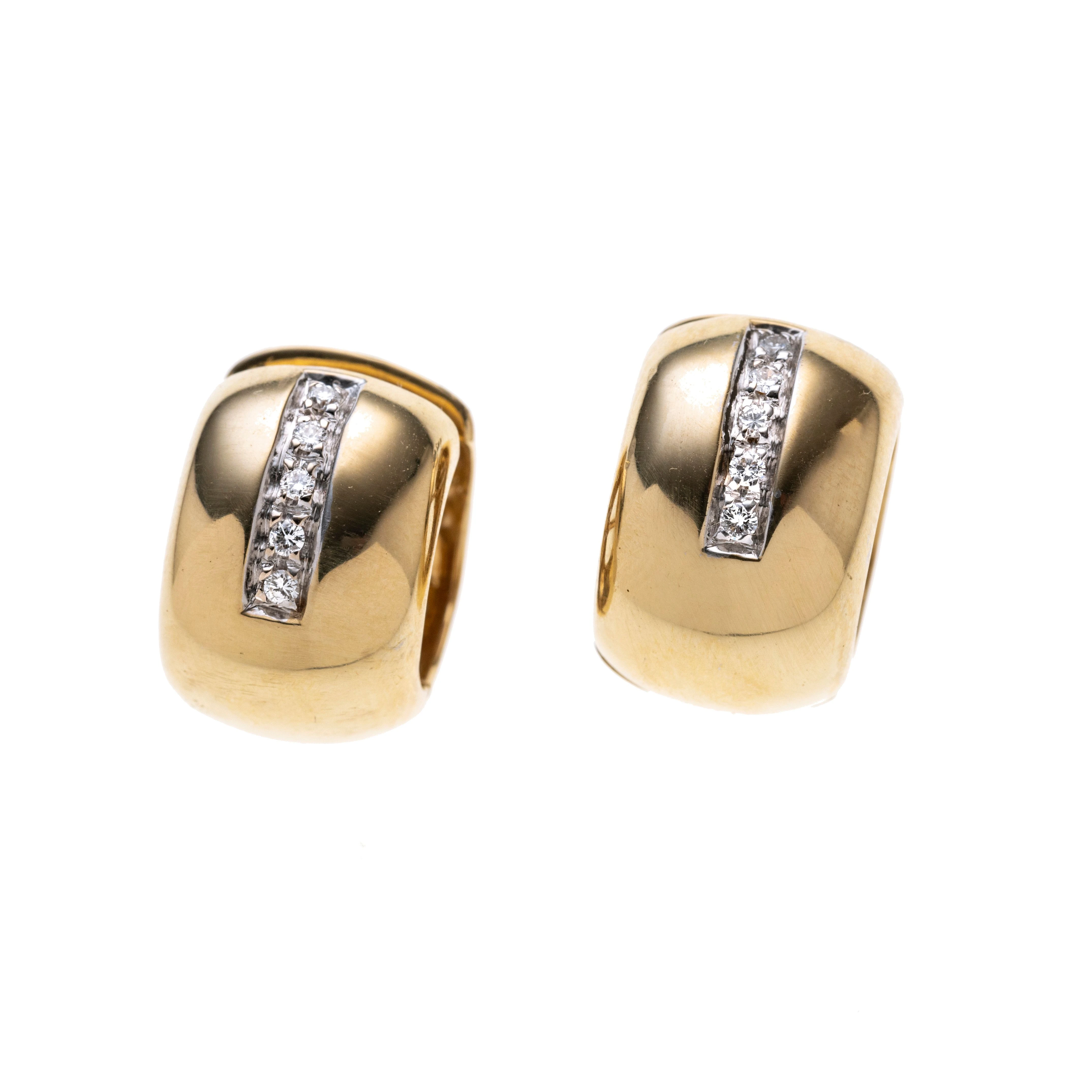 Jeweils vertikal nach unten verlaufend mit fünf Brillanten à ca. 0.01 ct. besetzt.