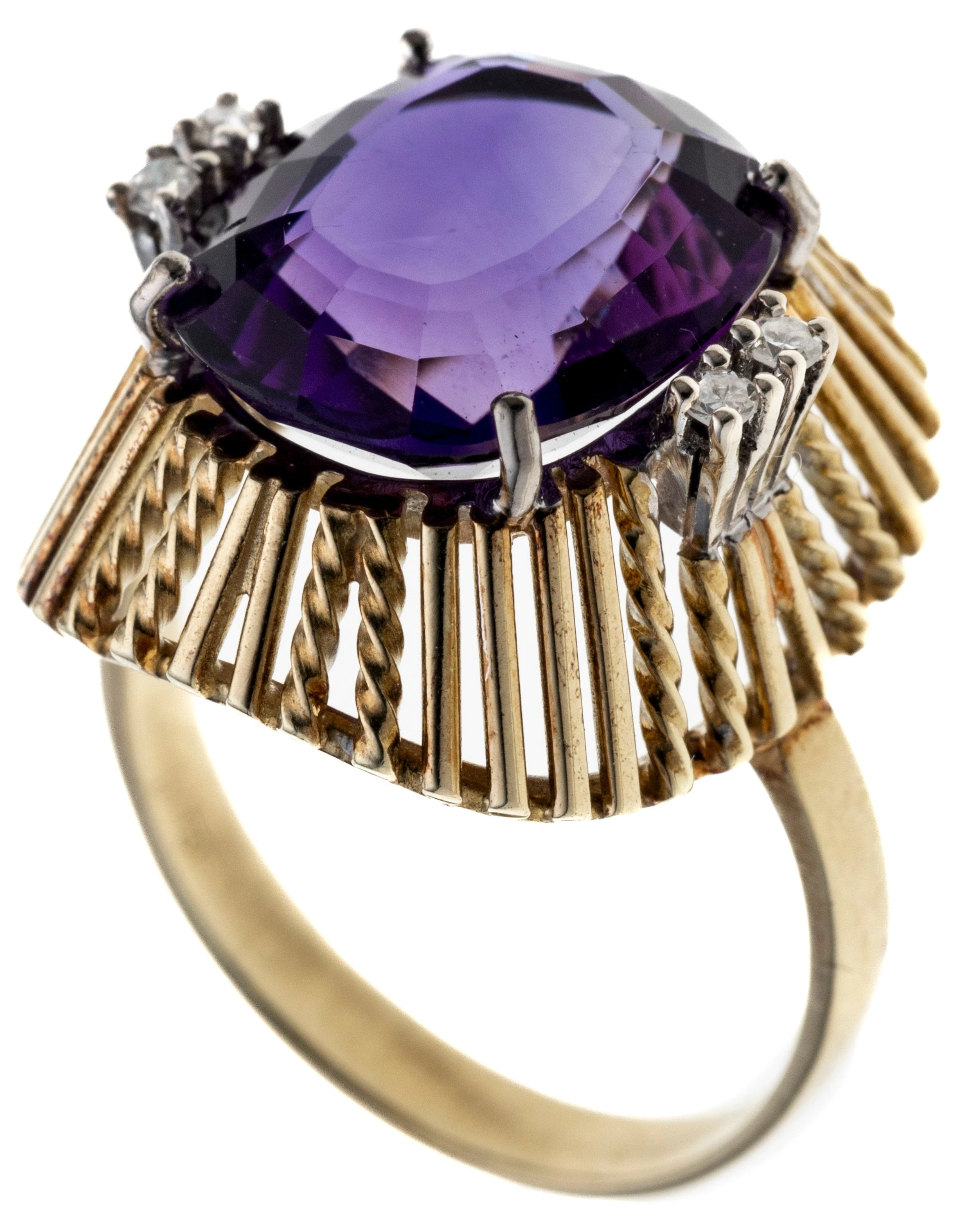 Ein durchbrochener Kuppelring aus Glatten und gedrehten Gelbgold-Stiften, gekrönt von einem Amethyst in Krappenfassung, der von insgesamt vier Diamanten à ca. 0.01ct flankiert wird. Ringkopf Länge ca. 1,8 cm, Breite ca. 1,5 cm.