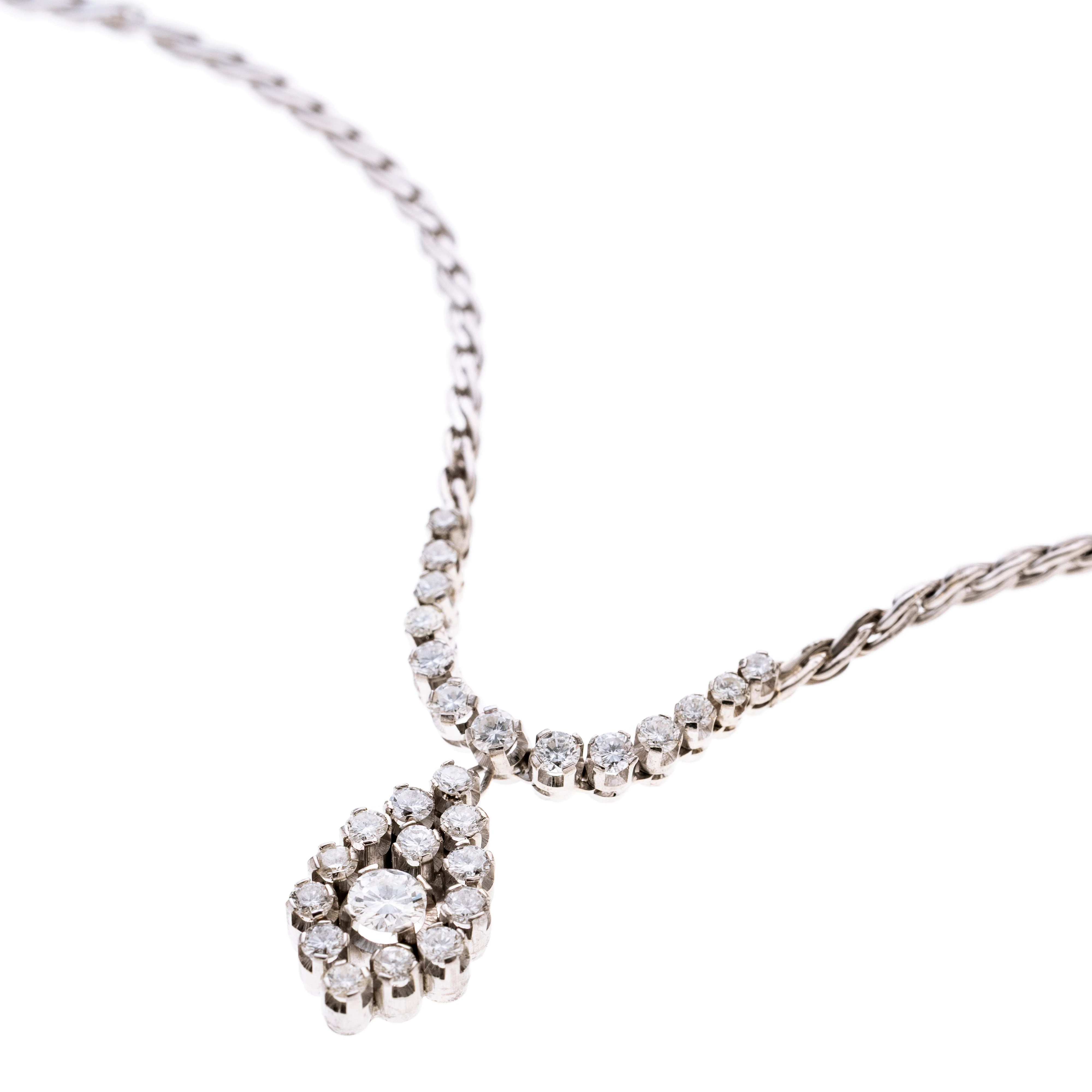 Ein Collier mit einem tropfenförmigen Anhänger, mit mittig einem großen Diamant, kamoisiert von 12 Diamanten. Oberhalb des Anhänger 13 Diamanten an einer Fuchsschwanzkette mit einer Kastenschließe.