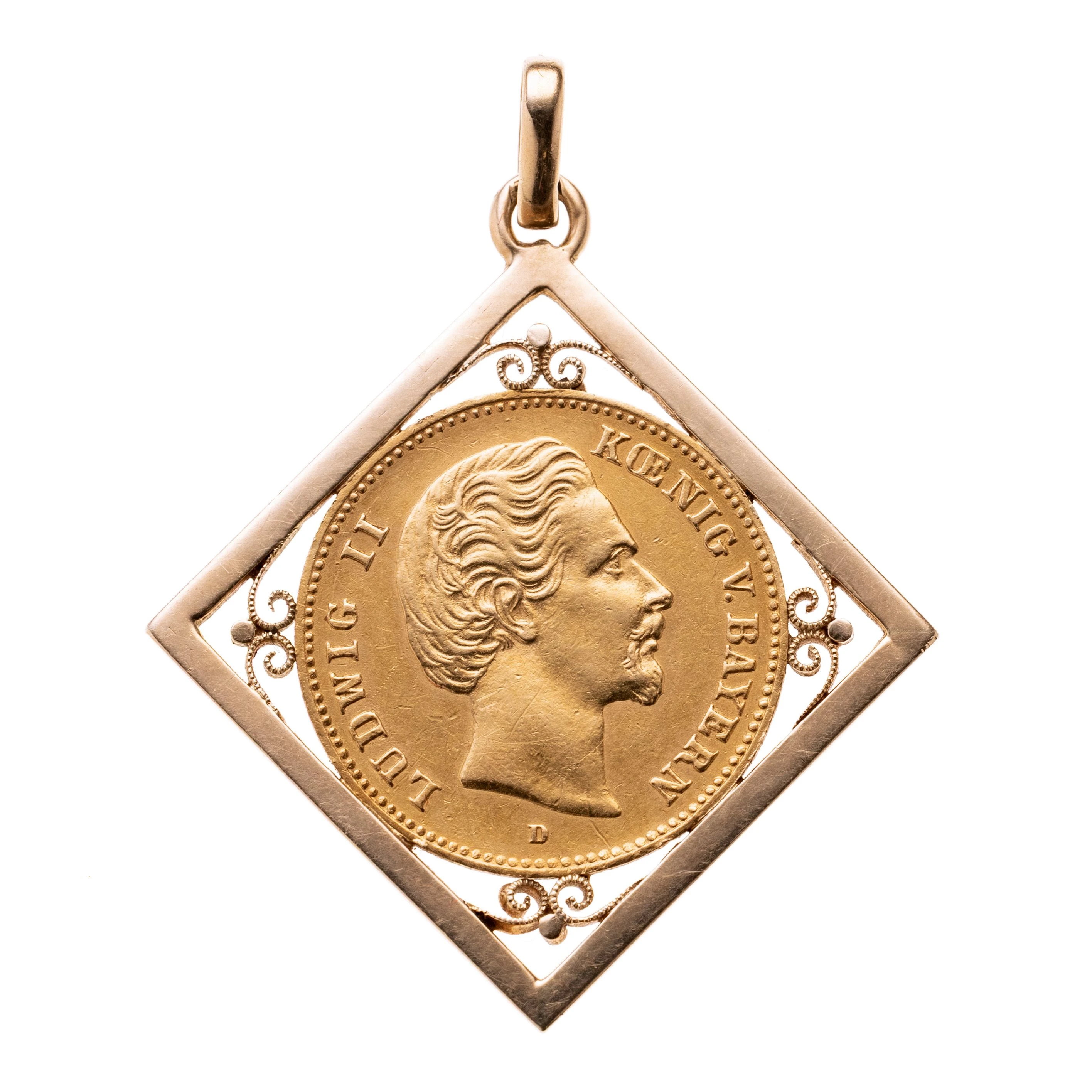 Eine 5 Mark Münze von 1877, König Ludwig II, Bayern 900er Gold. Gefasst in einer Rautenförmigen Fassung 585er mit Volutenelementen.