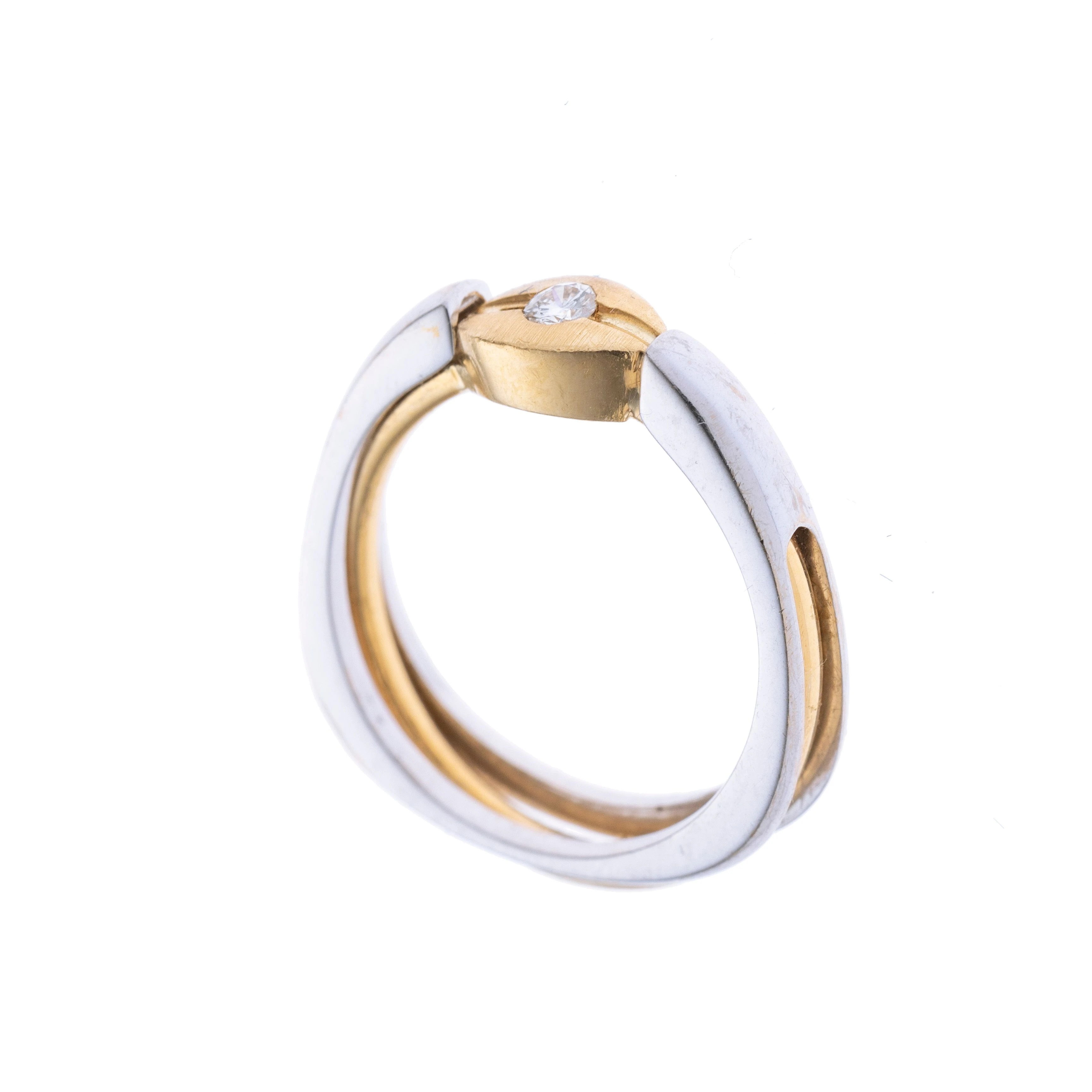 Ein gelbgoldener Ring mit navetteförmigen Ringkopf besetzt mit einem Brillanten. Der Ring hat eine abnehmbare Weißgold-Verschalung.