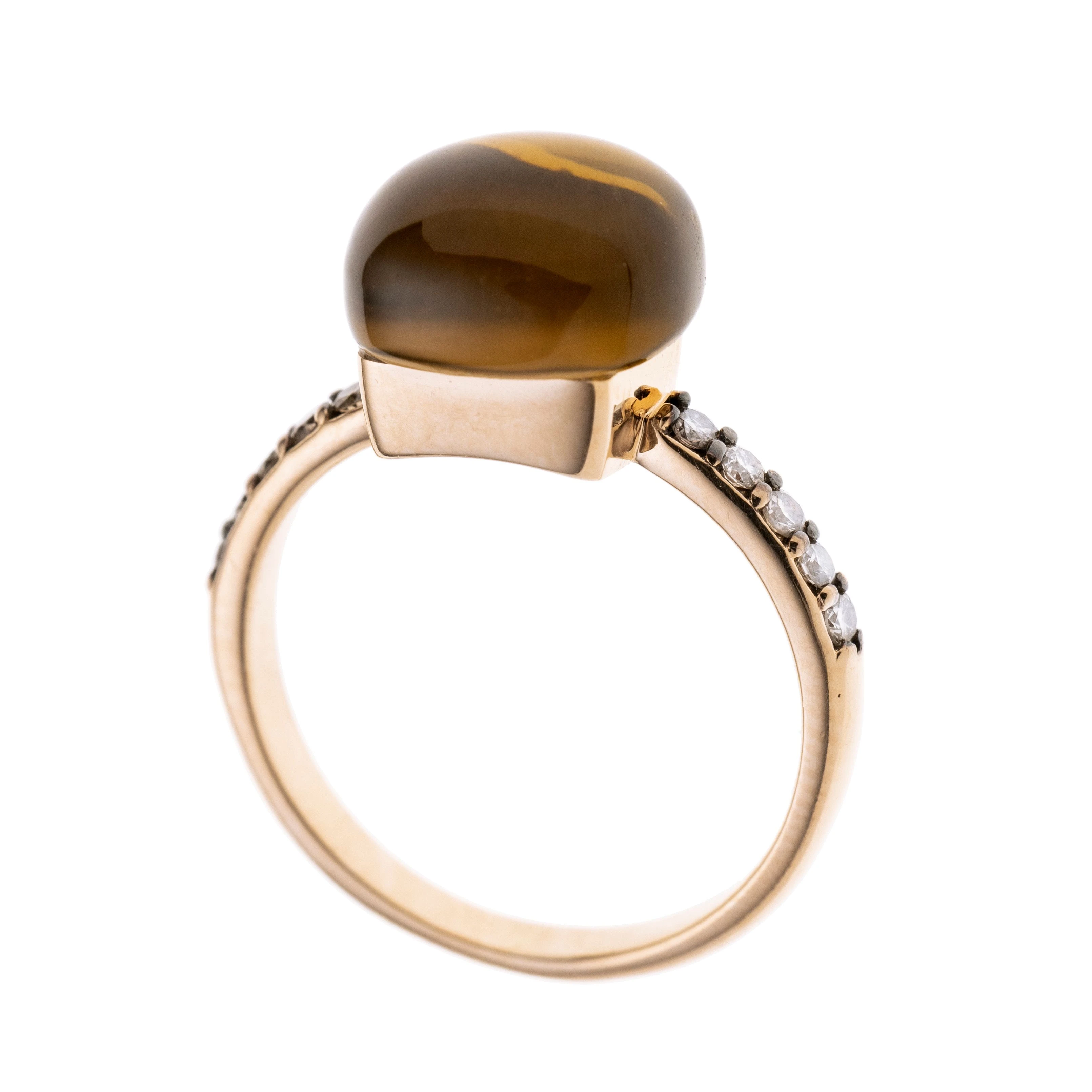 Ein Quadratischer Rauchquarz-Cabochon. Ein Brillant ca. 0.02 ct Brillanten (insg. 10 je ca. 0.02 ct) in der Ringschulter. Kollektion Mini Sweety von Bigli