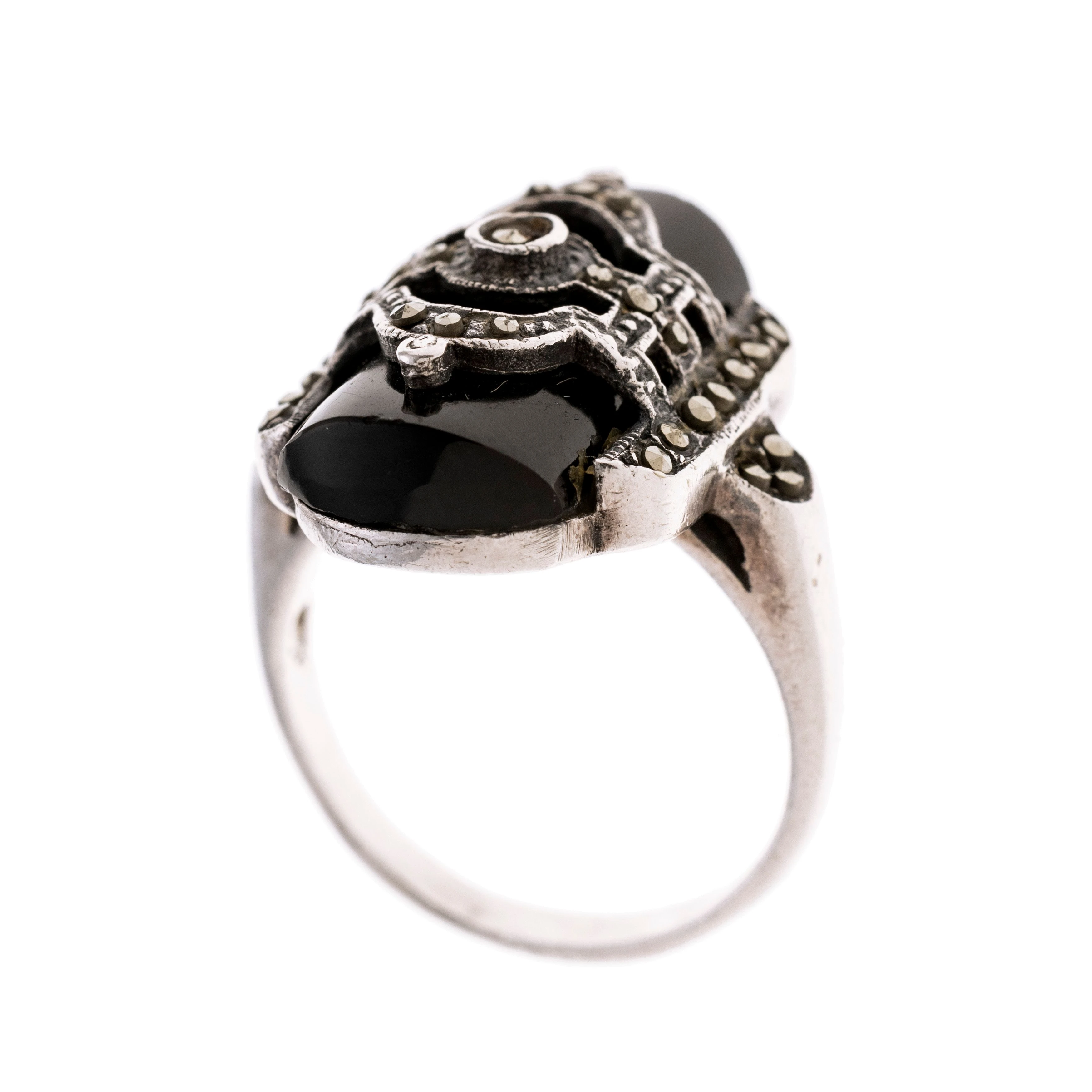 Ovaler Ringkopf besetzt mit einem tonnenförmigen Onyx unter geometrischen Silberelementen mit Markasiten.