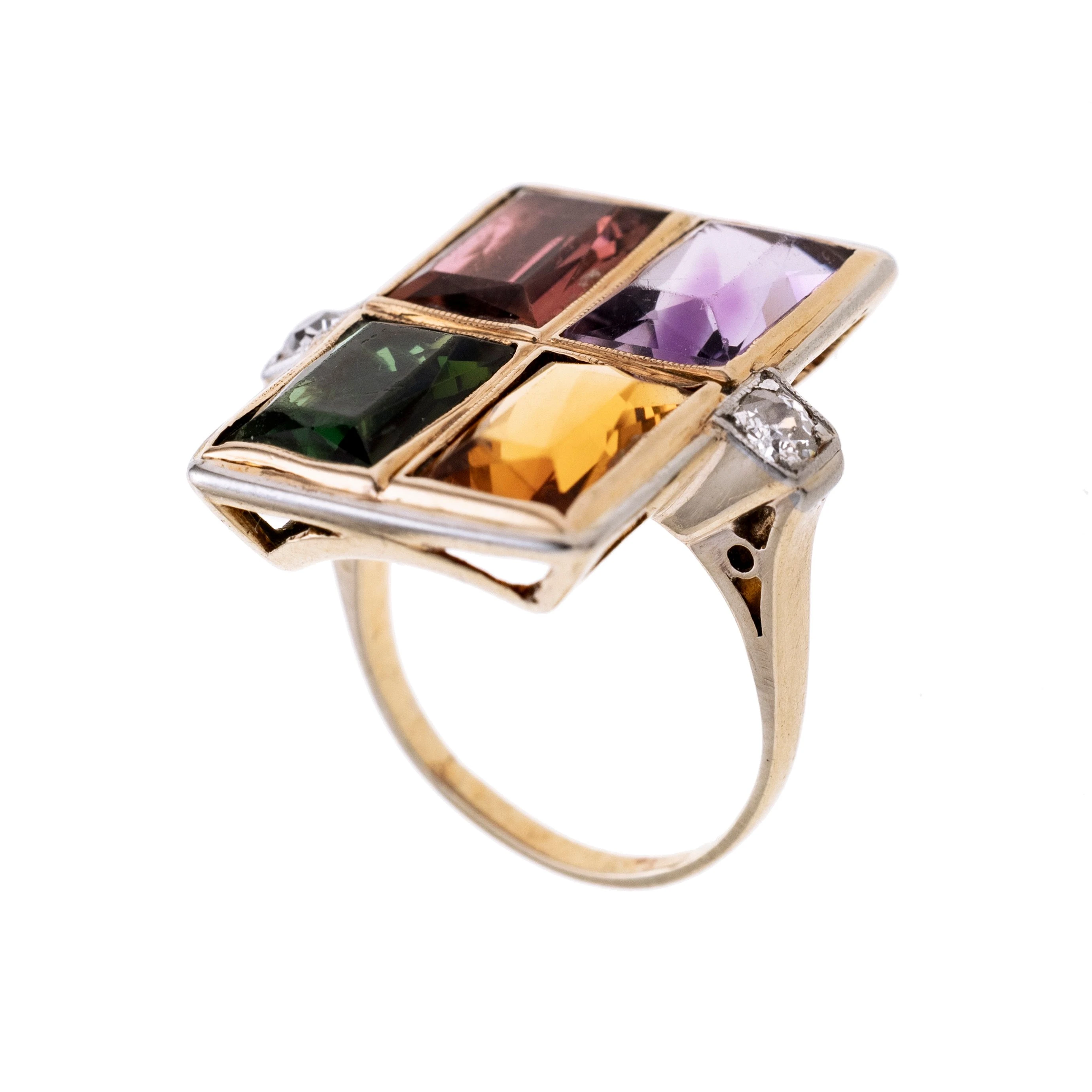 Ein rechteckiger Ringkopf mit zwei Turmalinen, einem Amethyst und Citrin. Flankiert vin zwei Altschliffdiamanten je ca. 0.08 ct