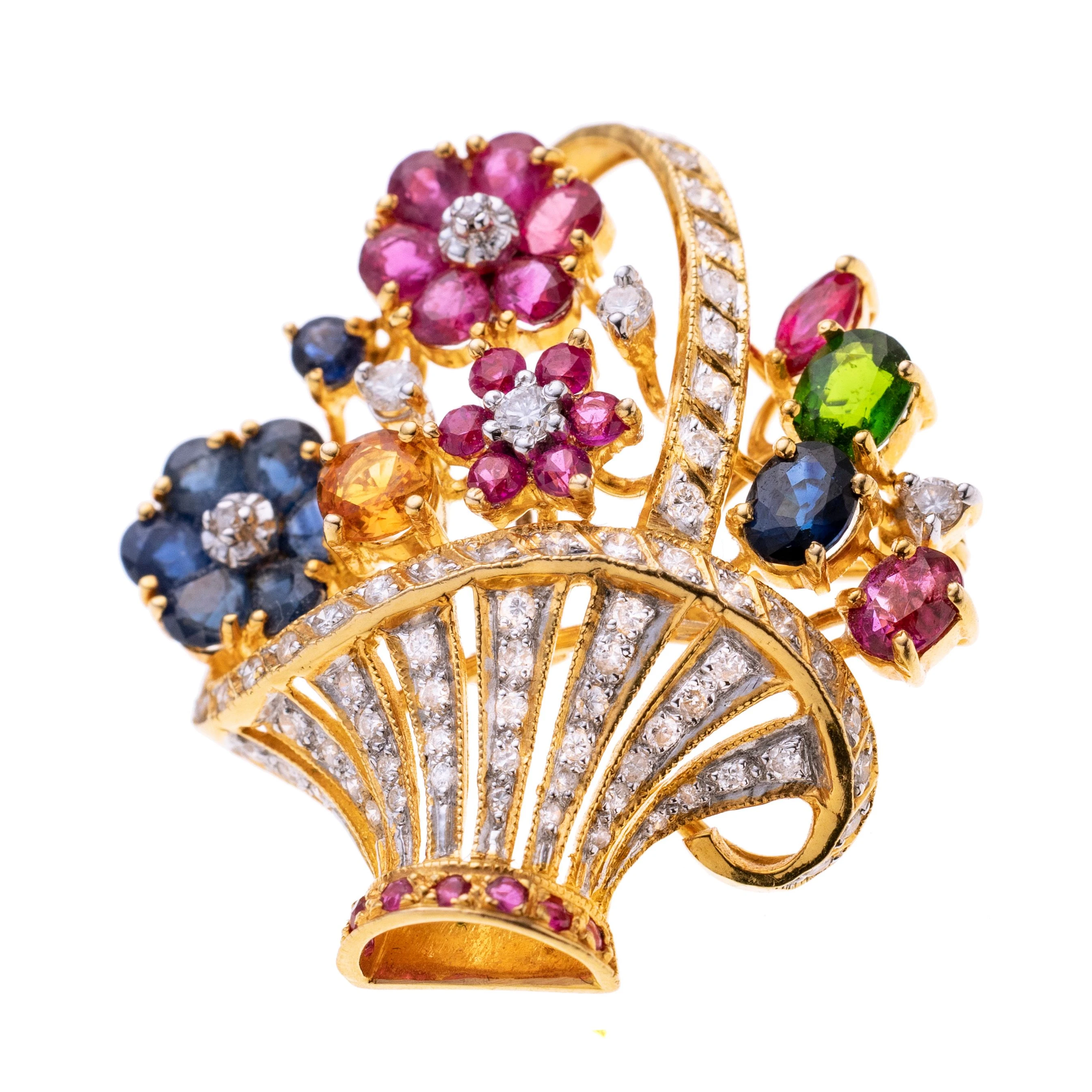Ein Blumenkorb besetzt mit Diamanten und Rubinen. Die Blüten sind mit Saphiren, Rubinen, einem Citrin, Diopsid und sechs Diamanten besetzt. Signiert SMU