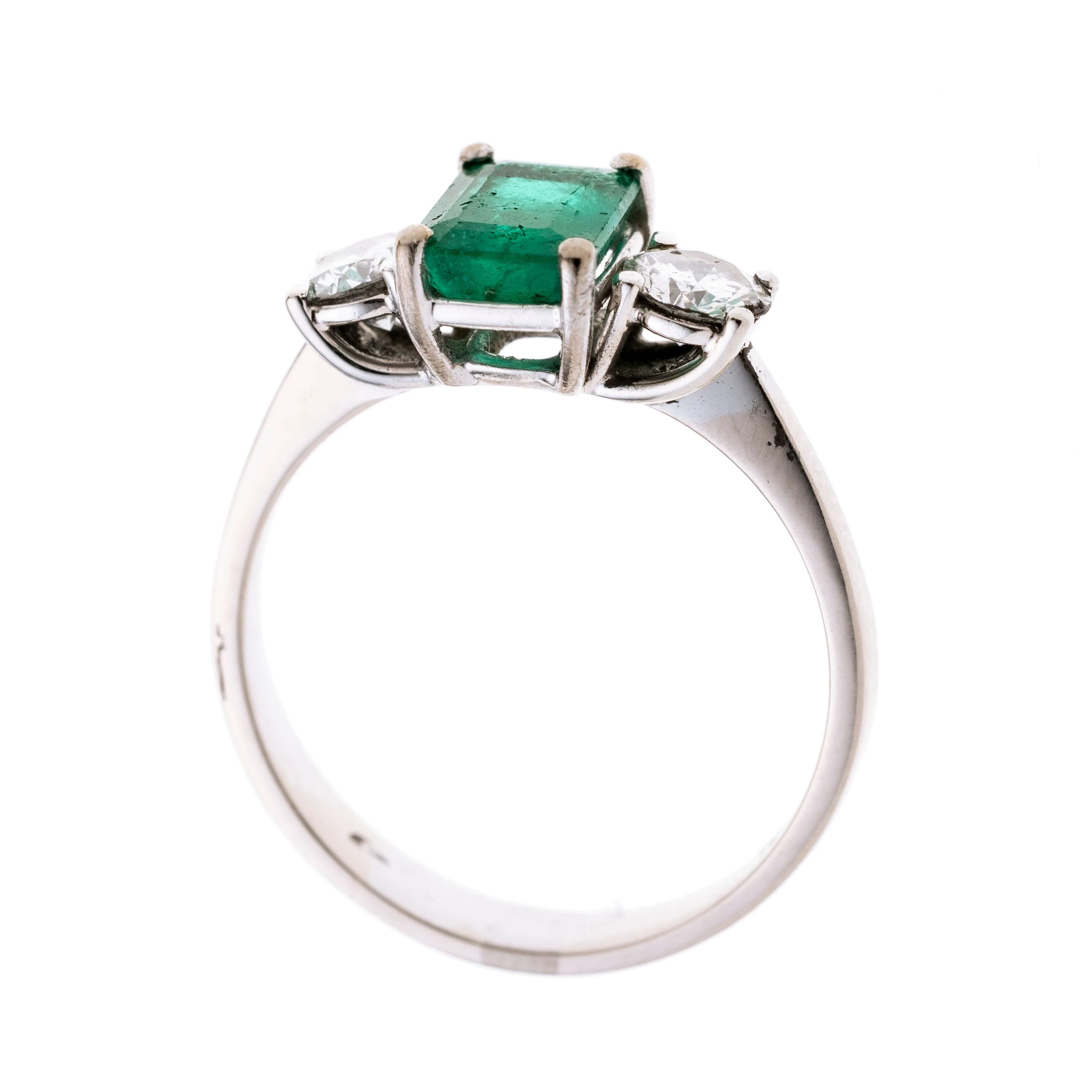 Ein Smaragd in vier Krappen gefasst und von zwei Brillante je ca. 0.25 ct flankiert.