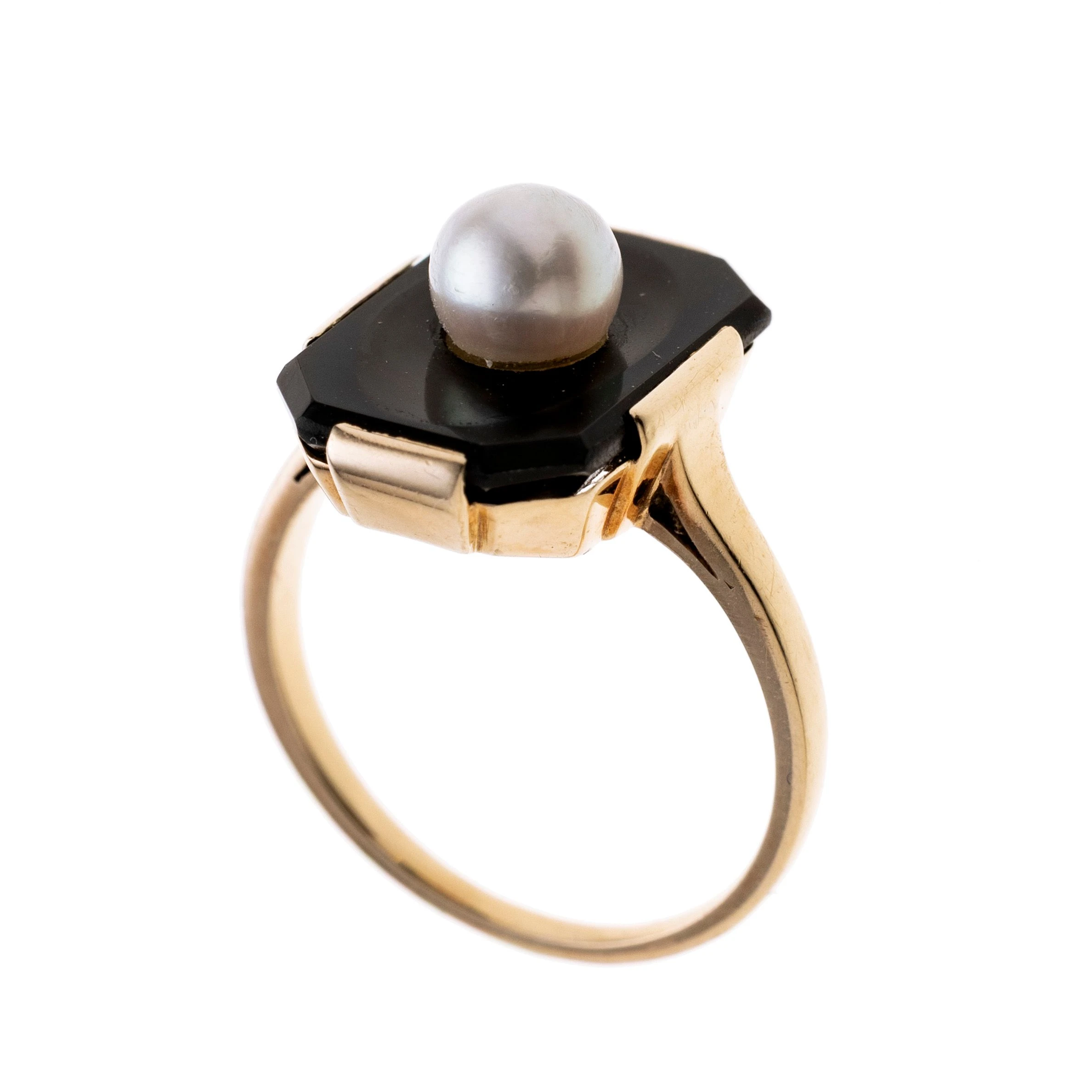 Spätes Art Déco, ein rechteckiger Ringkopf aus Onyx mit einer Perle mittig.