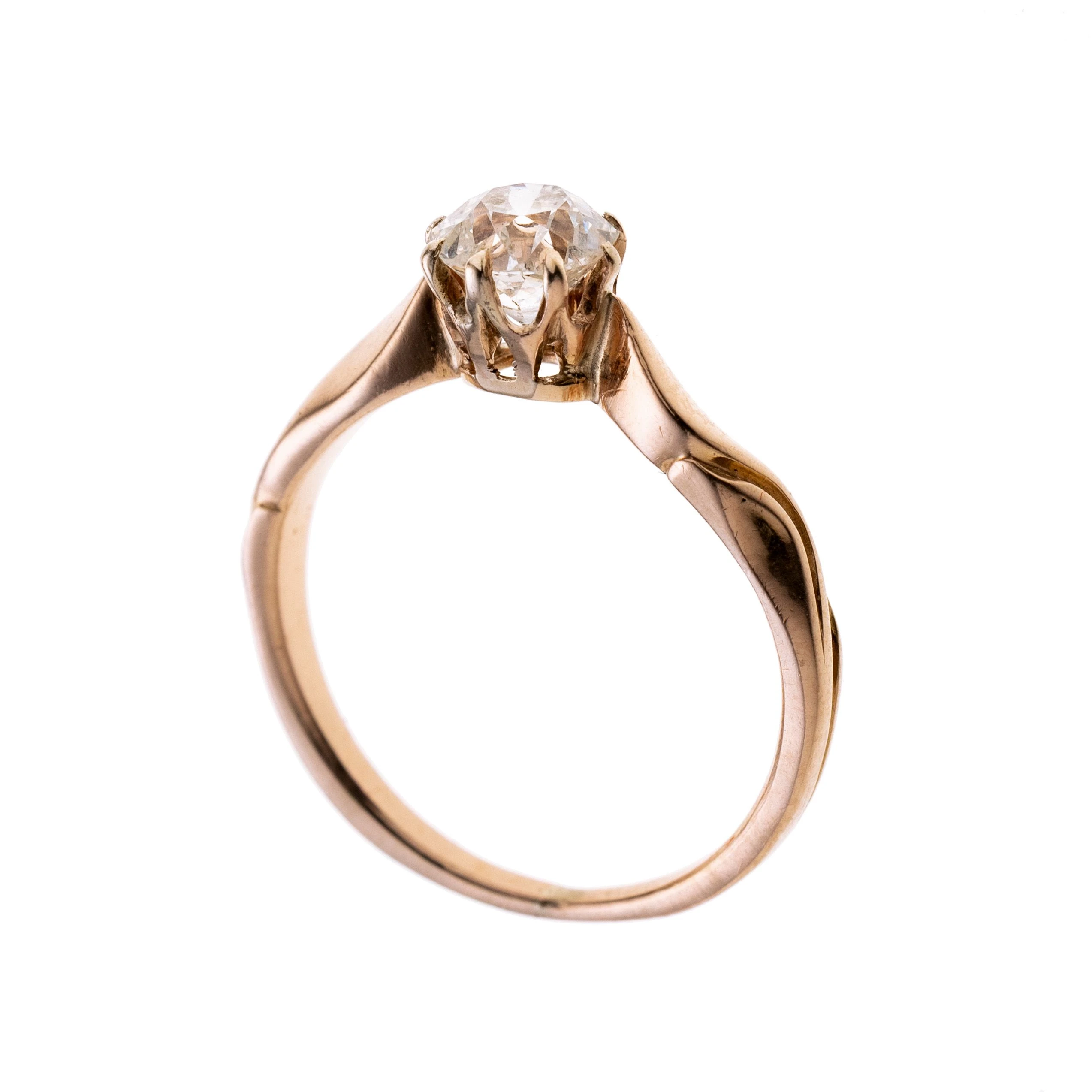Ein Solitärring mit ca. 0.65 ct. Altschliffdiamanten. Rindschultern floral gestaltet. Signiert.